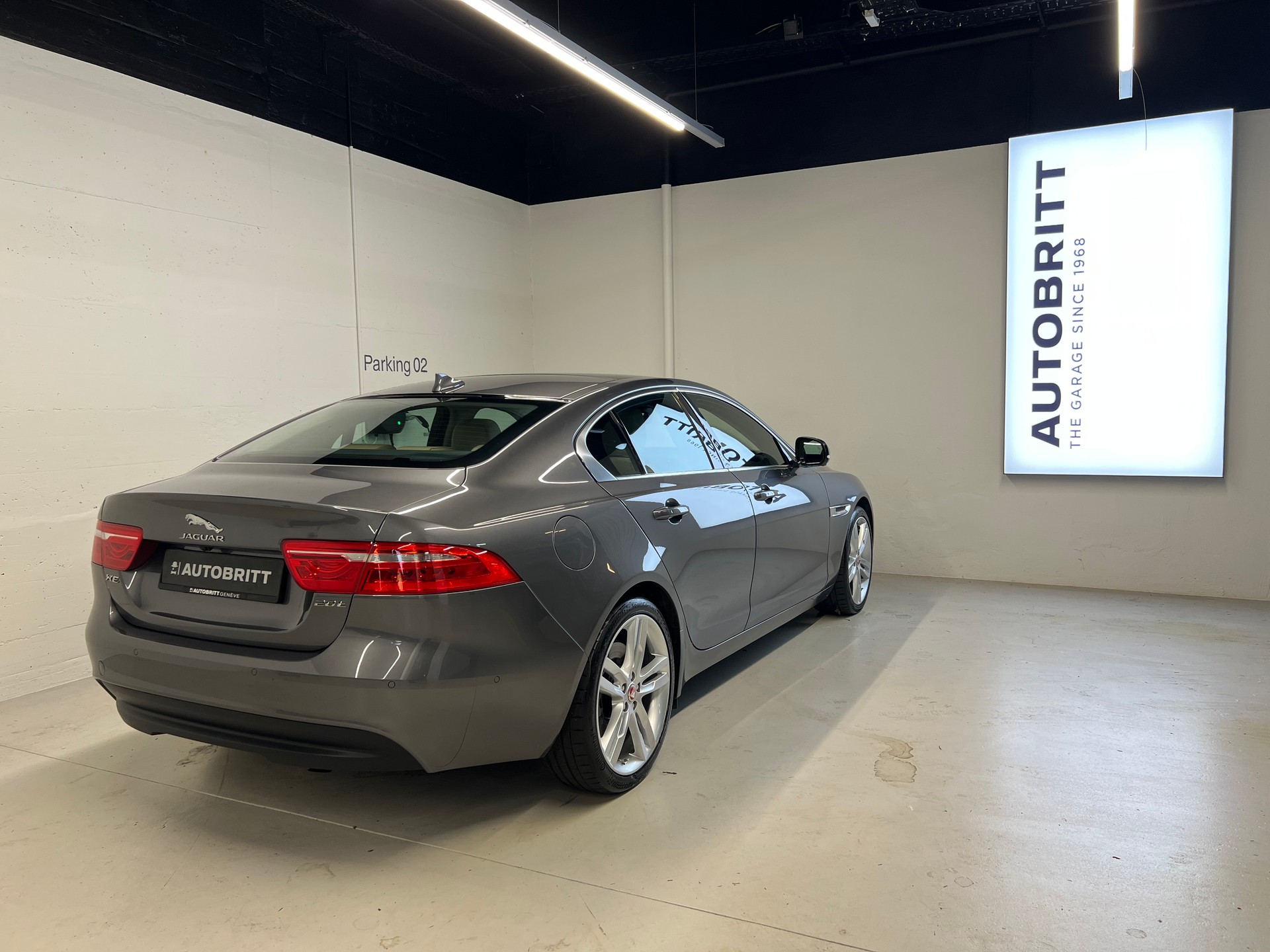 JAGUAR XE 2.0 T 200 Prestige-showroom-element-1