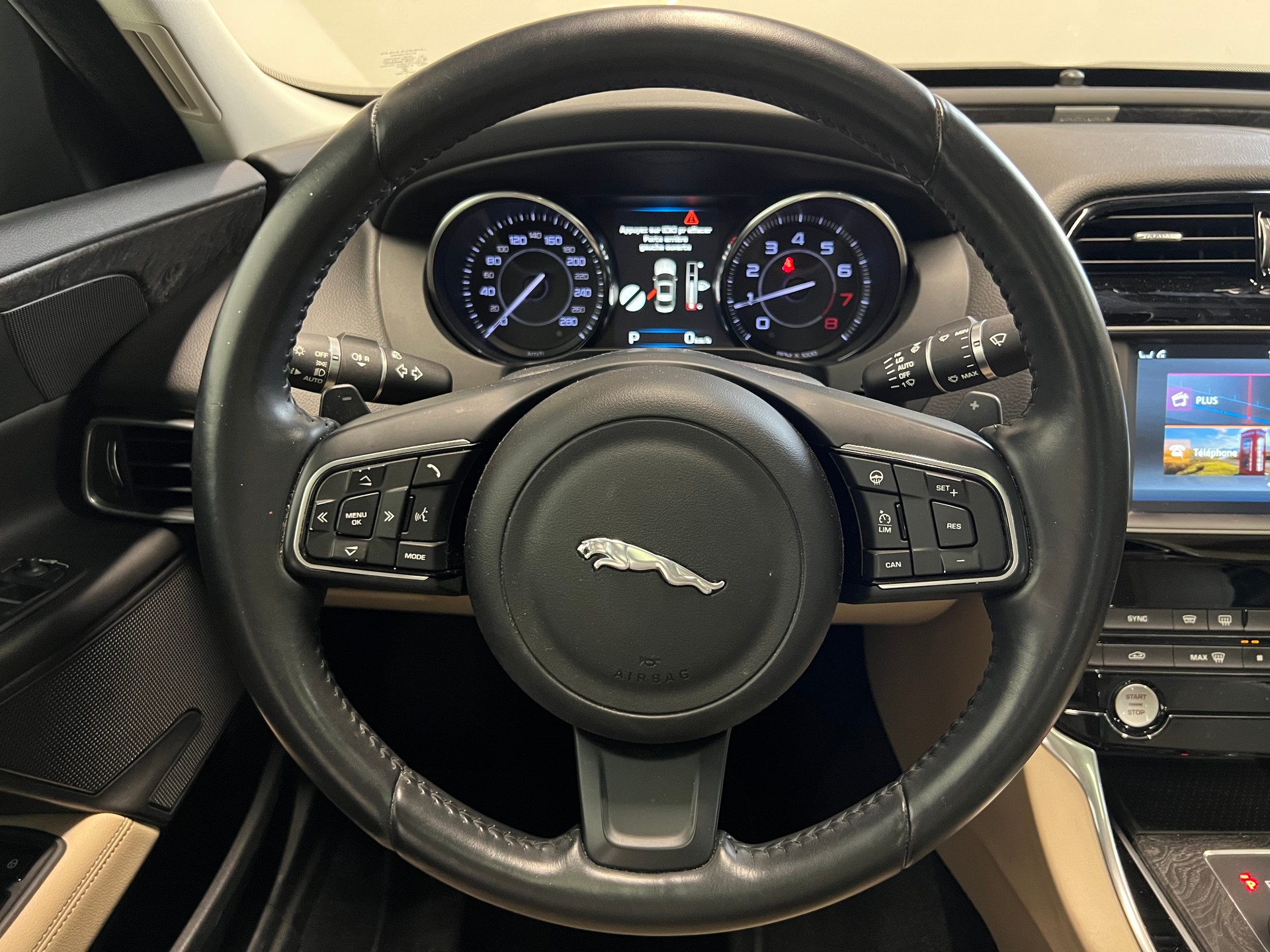 JAGUAR XE 2.0 T 200 Prestige-showroom-element-3