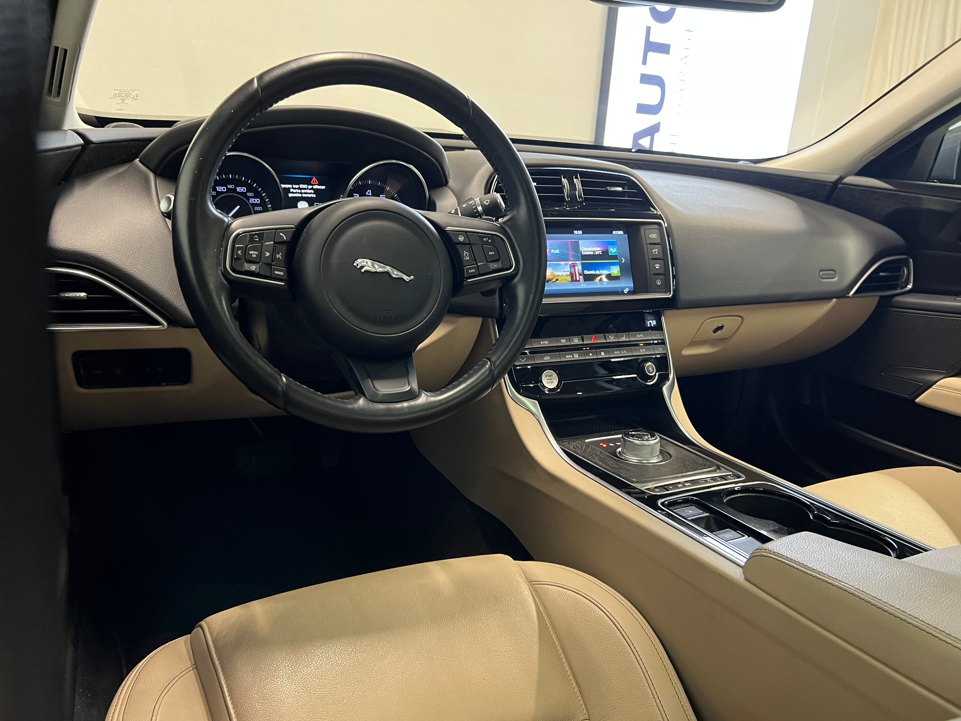 JAGUAR XE 2.0 T 200 Prestige-showroom-element-2