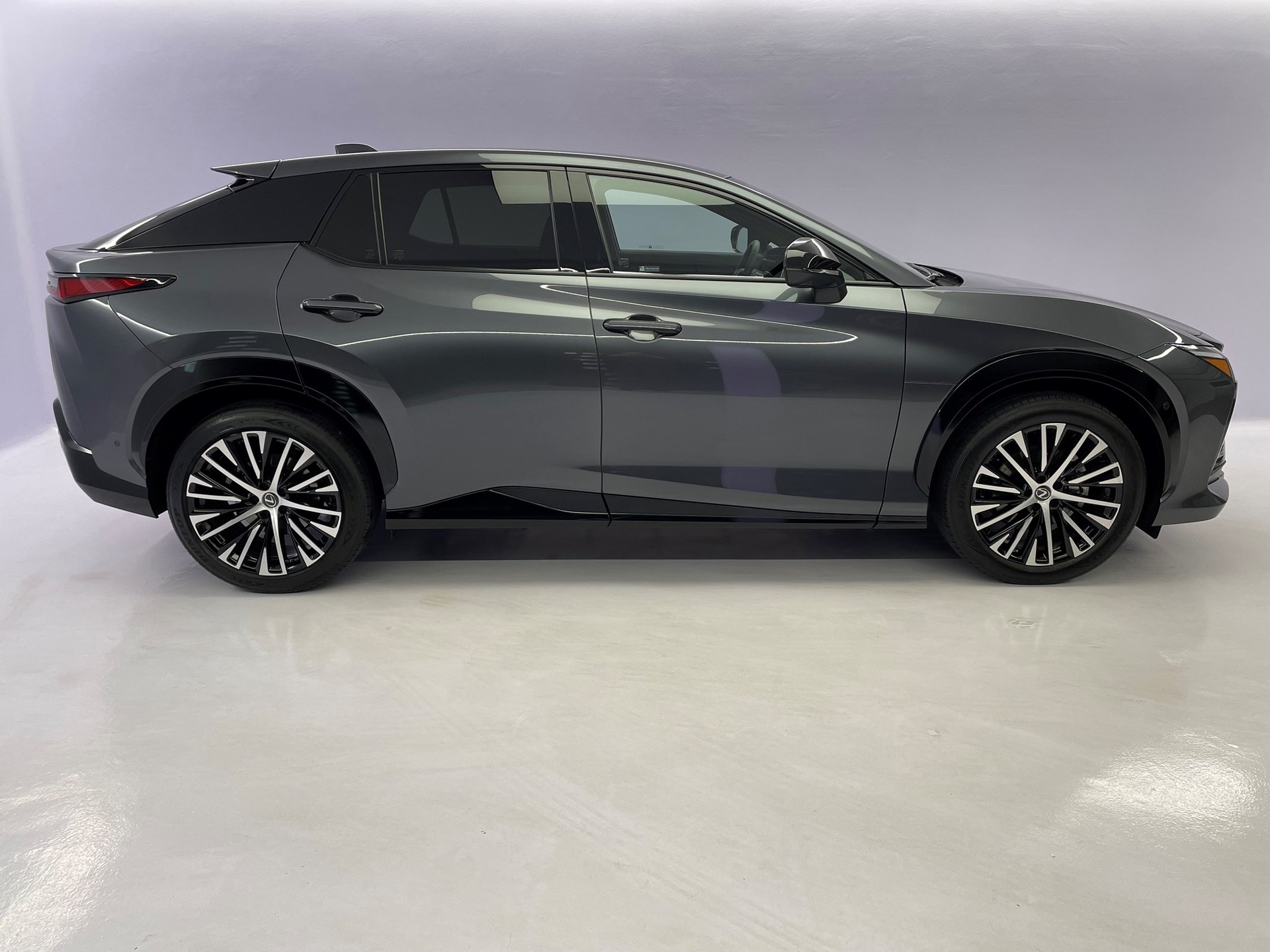 LEXUS RZ 450e Excellence Direct4 Electric-showroom-element-2