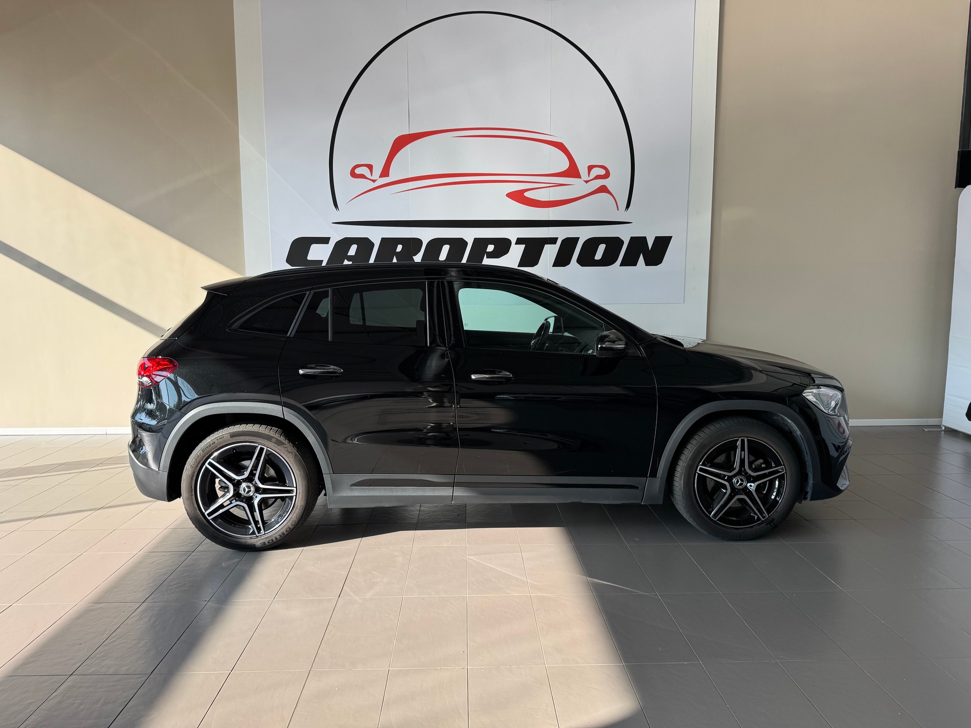 MERCEDES-BENZ GLA 200 AMG Line 7G-DCT-showroom-element-1