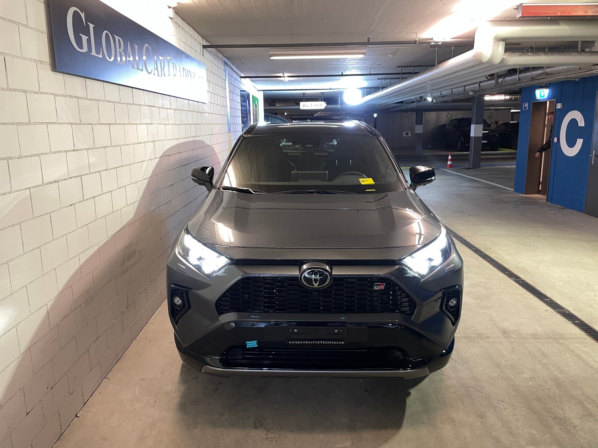 TOYOTA RAV-4 2.5 HSD GR Sport e-CVT 4WD mit Panoramadach und AHK-showroom-element-1