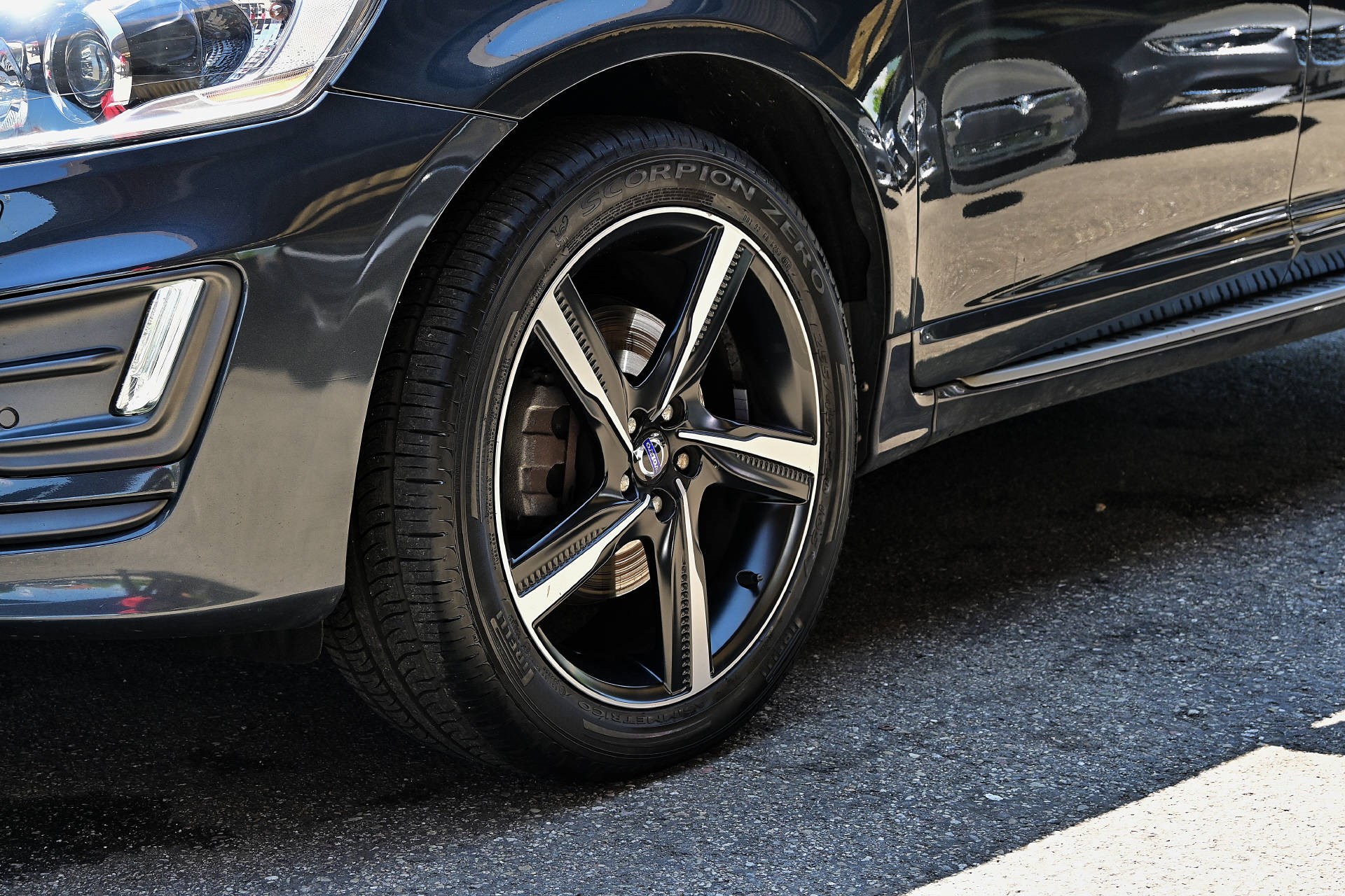 VOLVO XC60 2.4 D5 Summum R-Design AWD-showroom-element-3