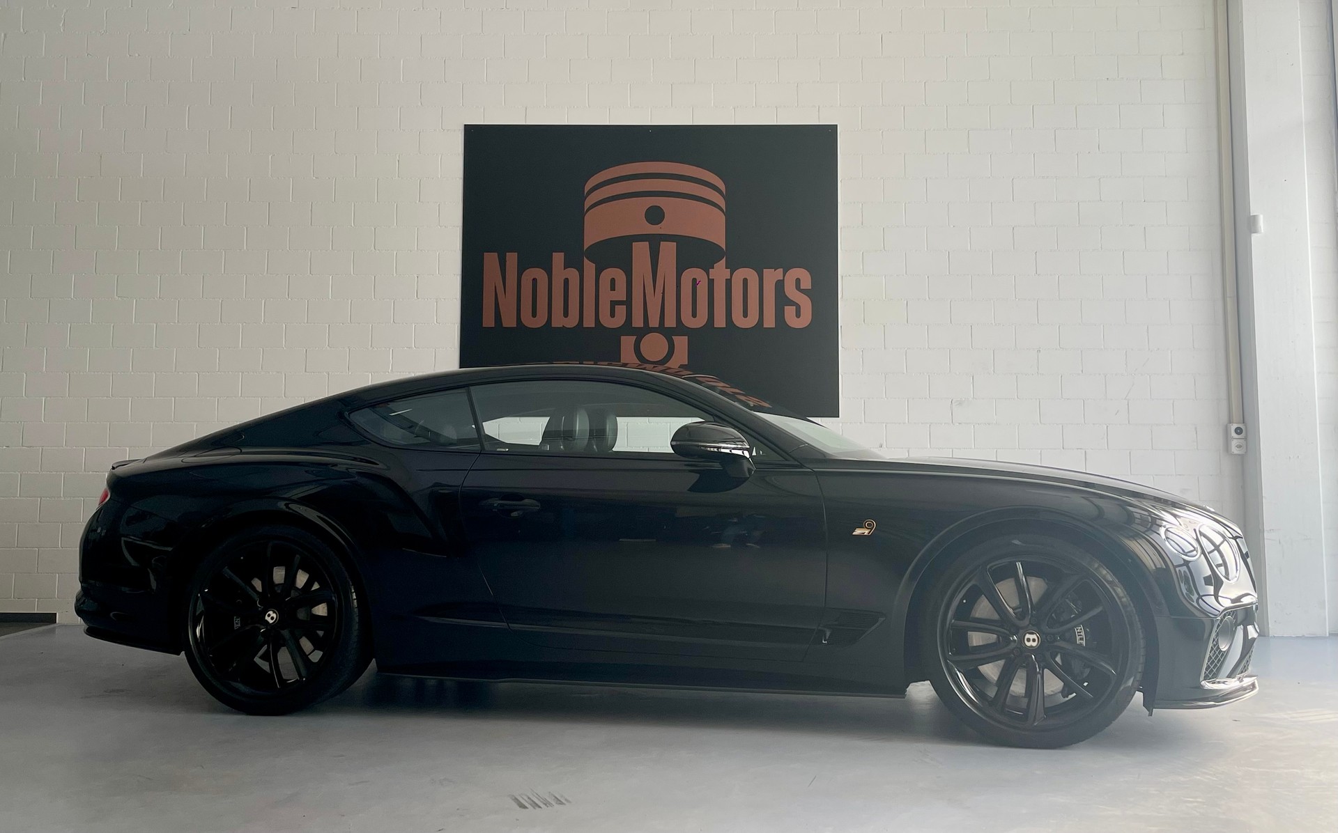 BENTLEY Continental GT 6.0 W12 Nummer 9 / 1 of 100-showroom-element-2