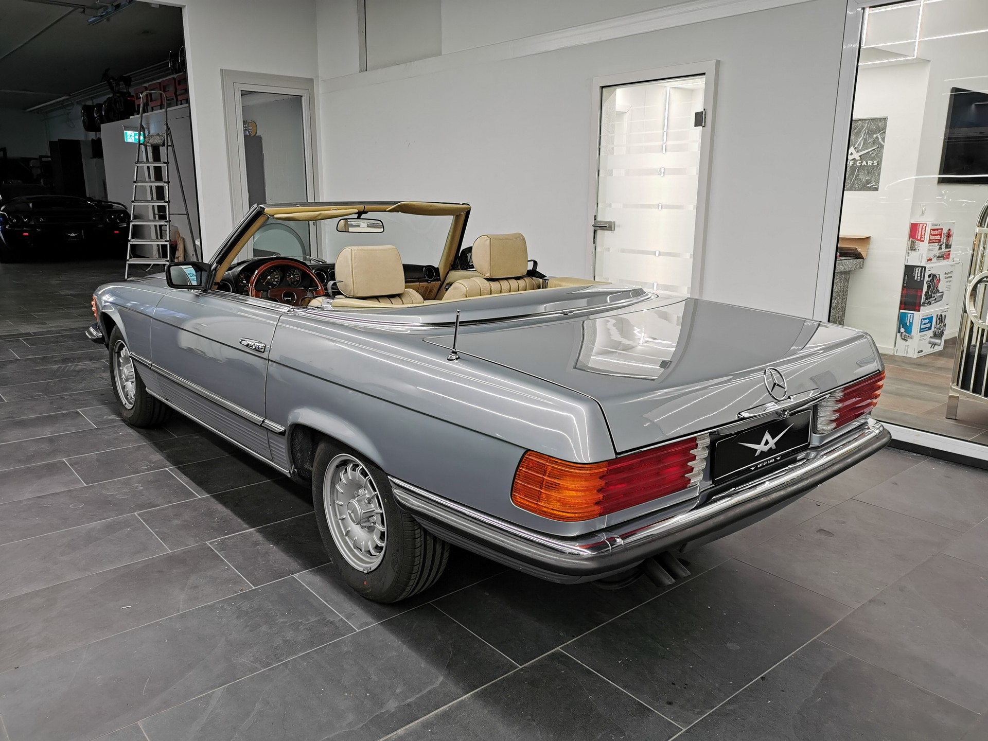 MERCEDES-BENZ SL 280 R107 SILBERBLAU MÉT. /BEIGE LEDER V6 OLDTIMER 107 CABRIOLET 280 SL 185 PS NUR 39'500 KM KLIMA-image-5