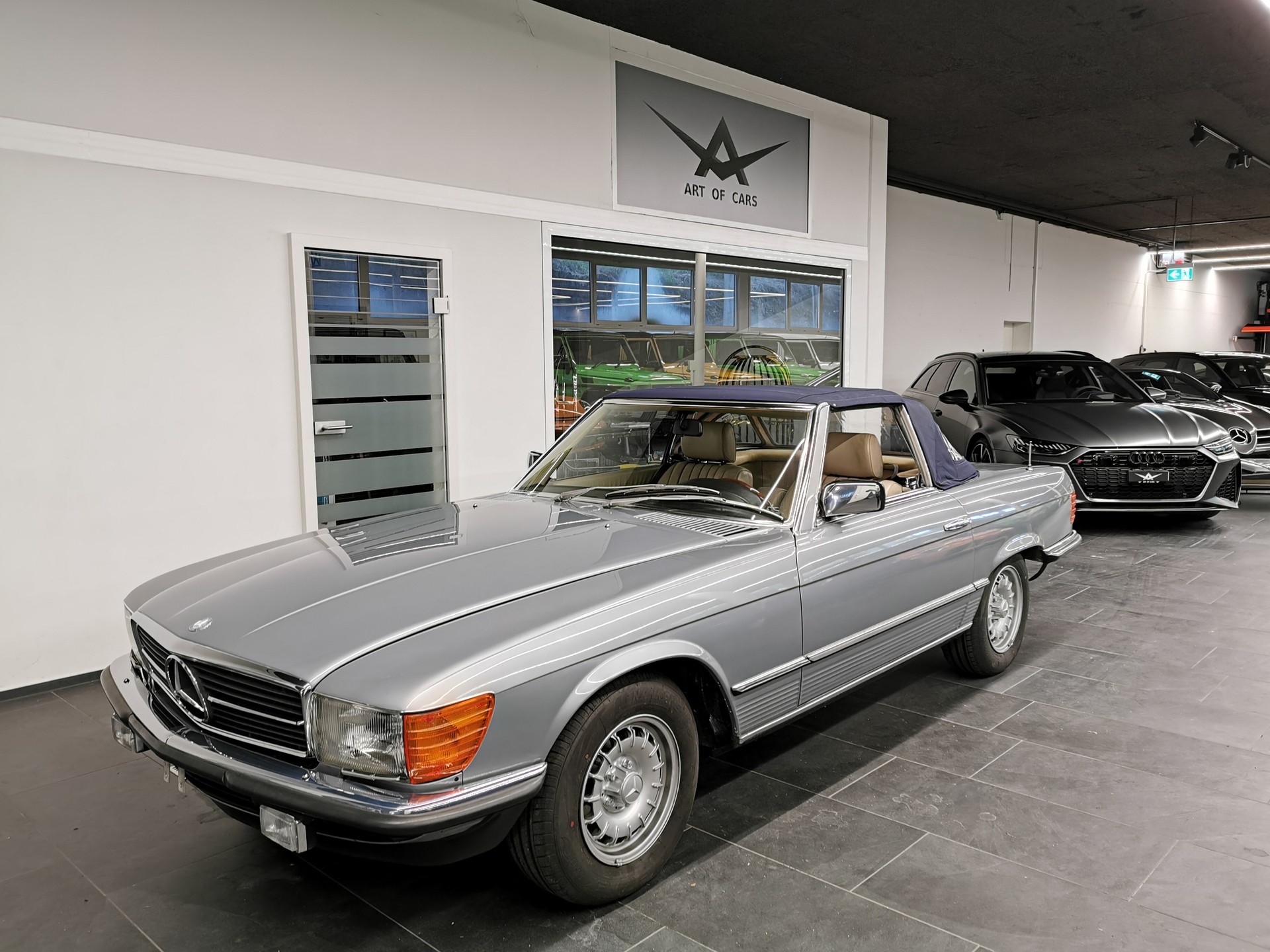 MERCEDES-BENZ SL 280 R107 SILBERBLAU MÉT. /BEIGE LEDER V6 OLDTIMER 107 CABRIOLET 280 SL 185 PS NUR 39'500 KM KLIMA-image-6