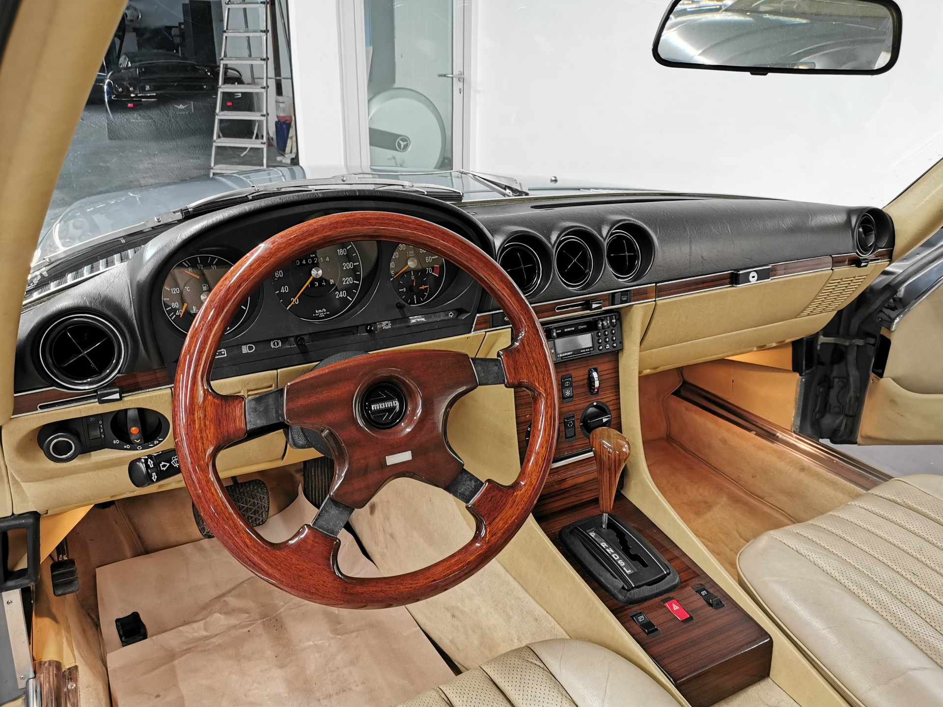 MERCEDES-BENZ SL 280 R107 SILBERBLAU MÉT. /BEIGE LEDER V6 OLDTIMER 107 CABRIOLET 280 SL 185 PS NUR 39'500 KM KLIMA-image-8