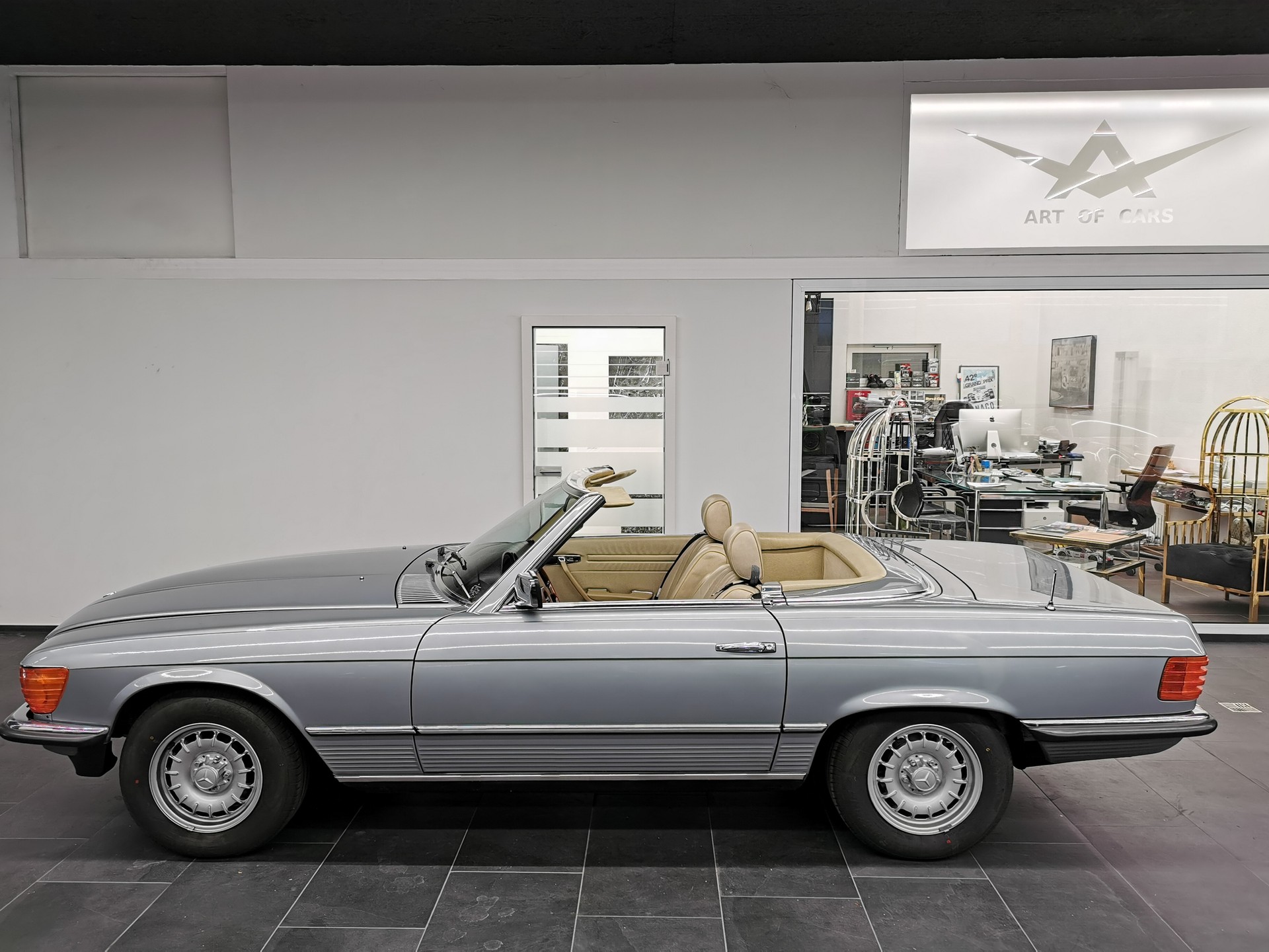 MERCEDES-BENZ SL 280 R107 SILBERBLAU MÉT. /BEIGE LEDER V6 OLDTIMER 107 CABRIOLET 280 SL 185 PS NUR 39'500 KM KLIMA-image-3