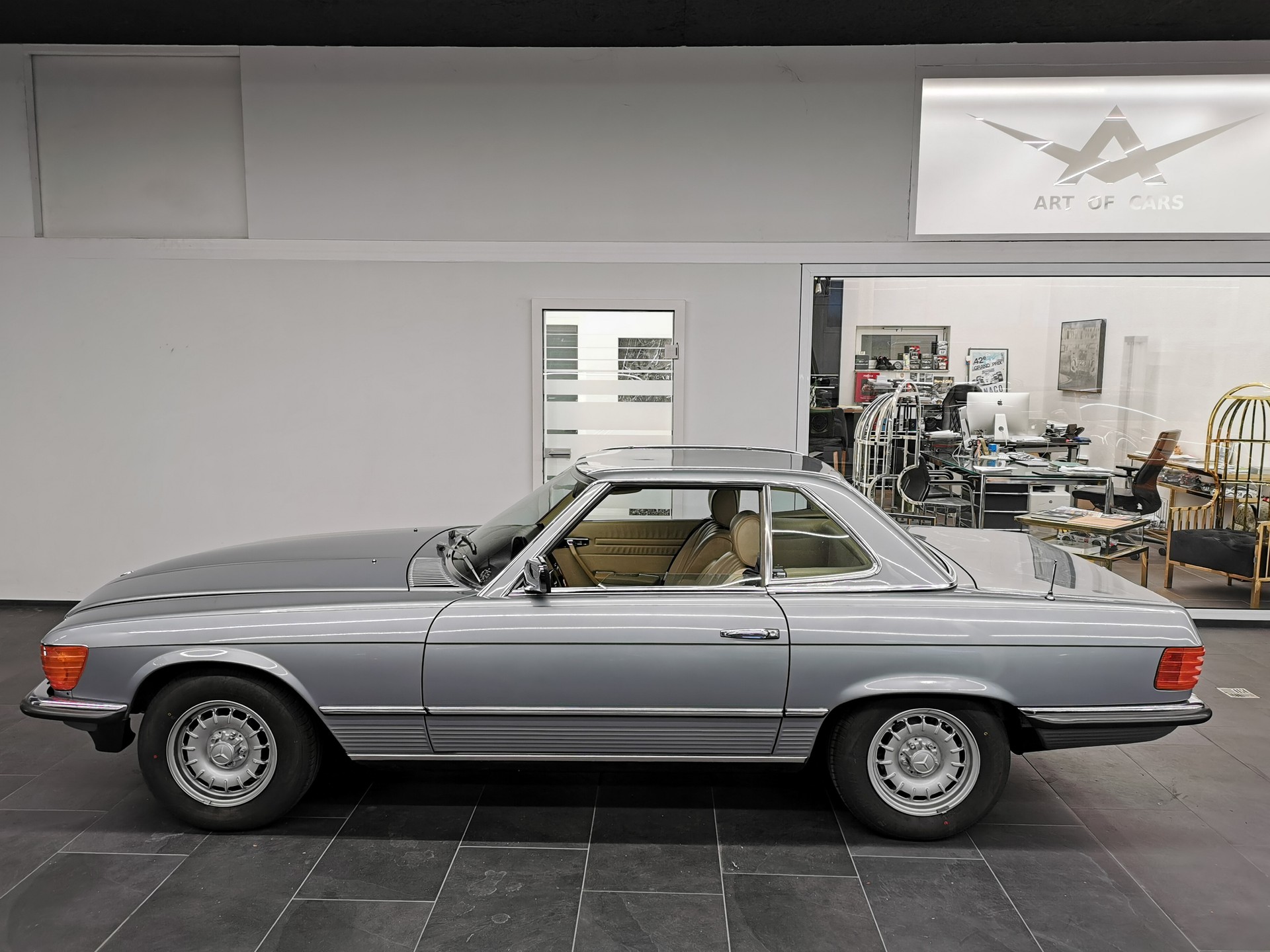 MERCEDES-BENZ SL 280 R107 SILBERBLAU MÉT. /BEIGE LEDER V6 OLDTIMER 107 CABRIOLET 280 SL 185 PS NUR 39'500 KM KLIMA-image-15