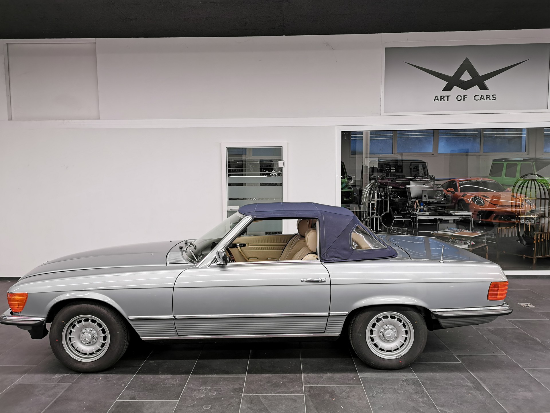 MERCEDES-BENZ SL 280 R107 SILBERBLAU MÉT. /BEIGE LEDER V6 OLDTIMER 107 CABRIOLET 280 SL 185 PS NUR 39'500 KM KLIMA-image-4