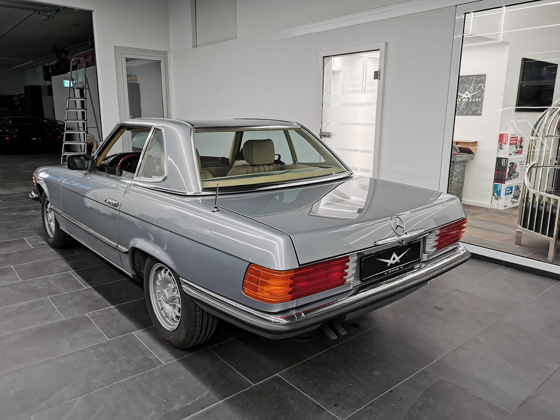 MERCEDES-BENZ SL 280 R107 SILBERBLAU MÉT. /BEIGE LEDER V6 OLDTIMER 107 CABRIOLET 280 SL 185 PS NUR 39'500 KM KLIMA-image-12
