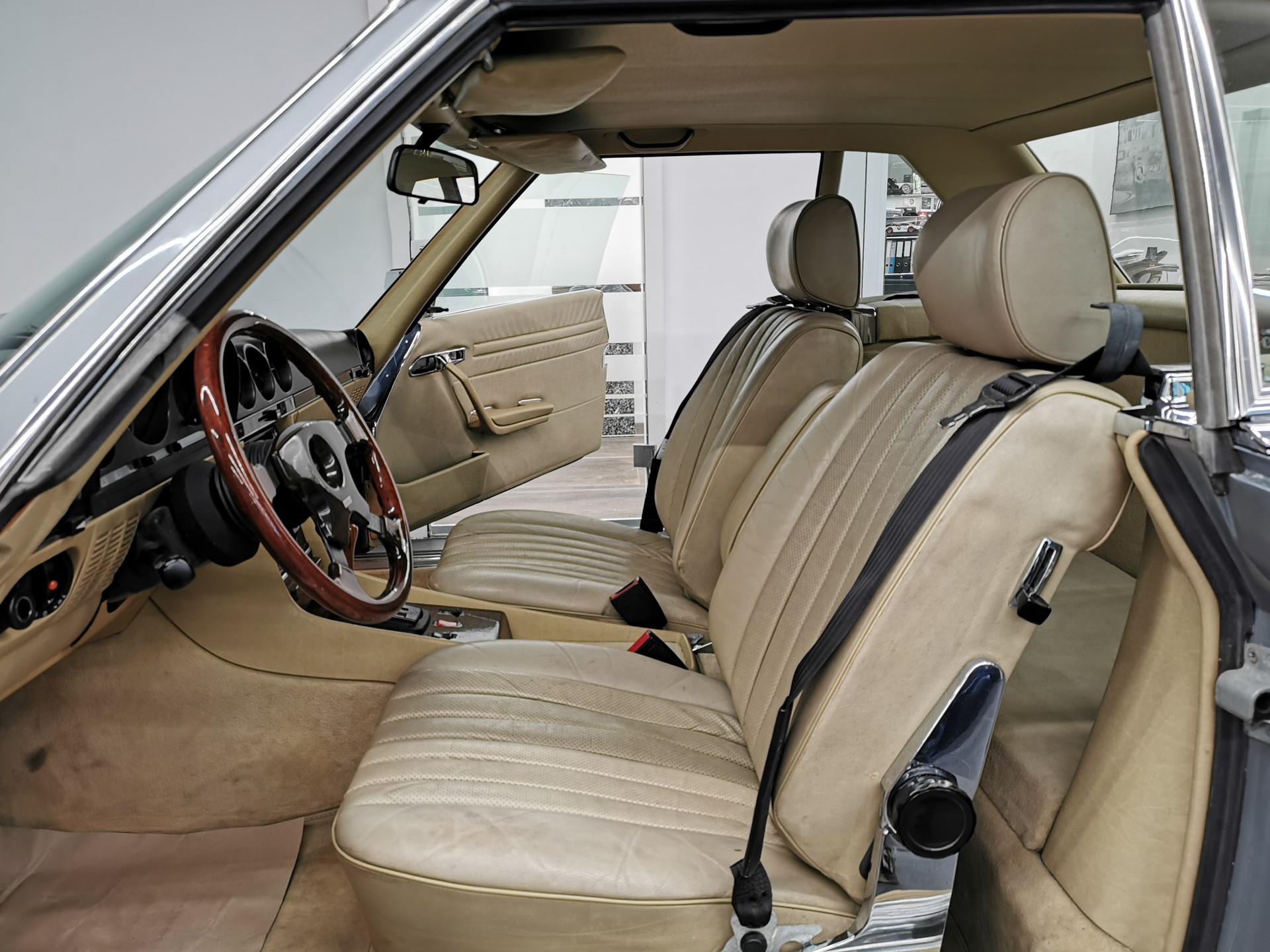 MERCEDES-BENZ SL 280 R107 SILBERBLAU MÉT. /BEIGE LEDER V6 OLDTIMER 107 CABRIOLET 280 SL 185 PS NUR 39'500 KM KLIMA-image-10