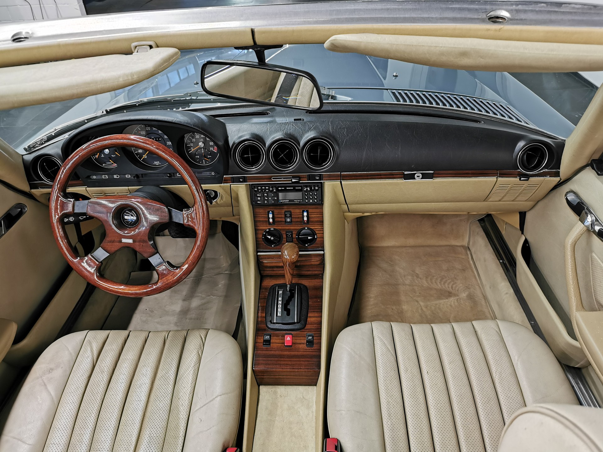 MERCEDES-BENZ SL 280 R107 SILBERBLAU MÉT. /BEIGE LEDER V6 OLDTIMER 107 CABRIOLET 280 SL 185 PS NUR 39'500 KM KLIMA-image-9