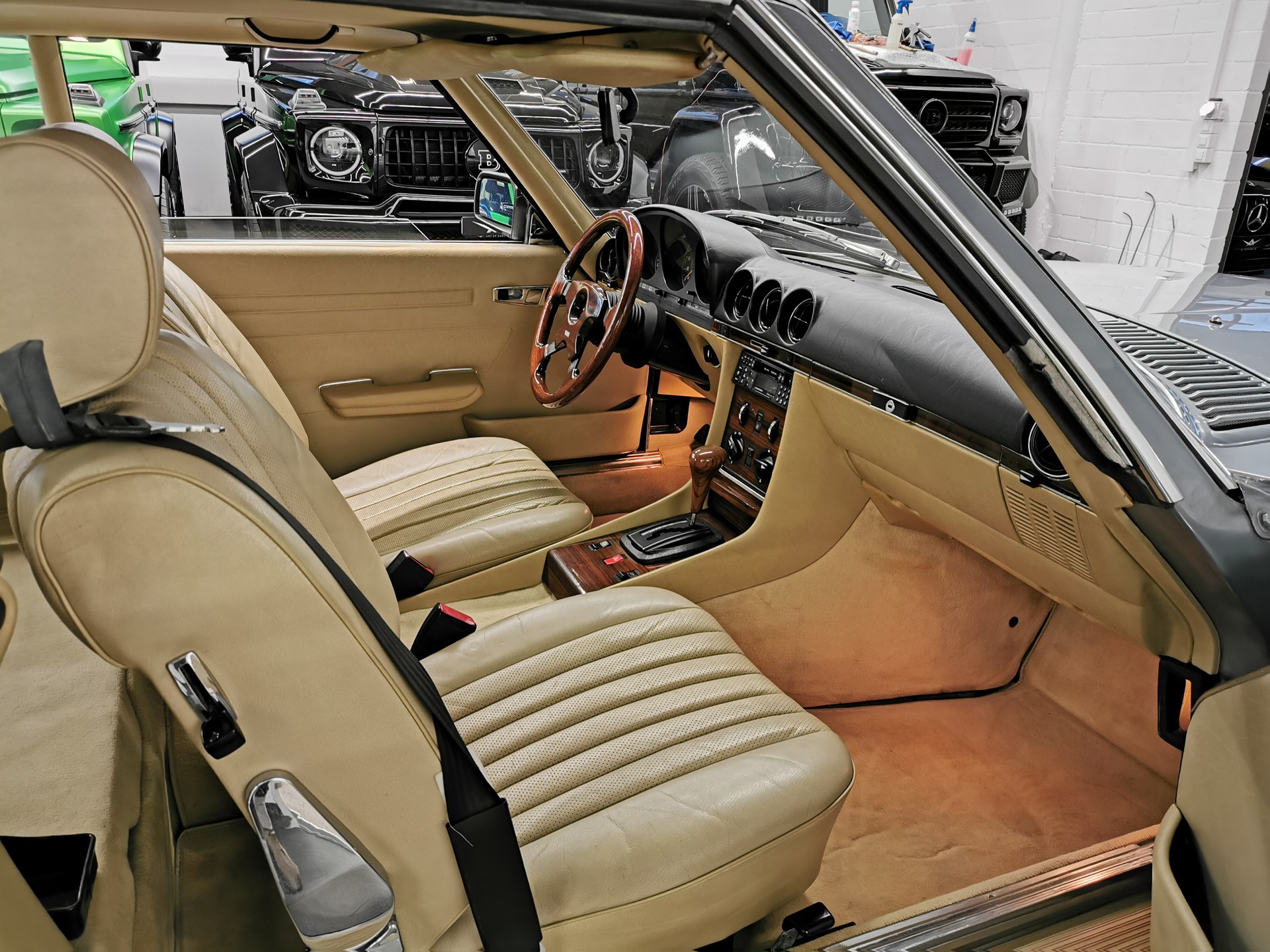 MERCEDES-BENZ SL 280 R107 SILBERBLAU MÉT. /BEIGE LEDER V6 OLDTIMER 107 CABRIOLET 280 SL 185 PS NUR 39'500 KM KLIMA-image-11