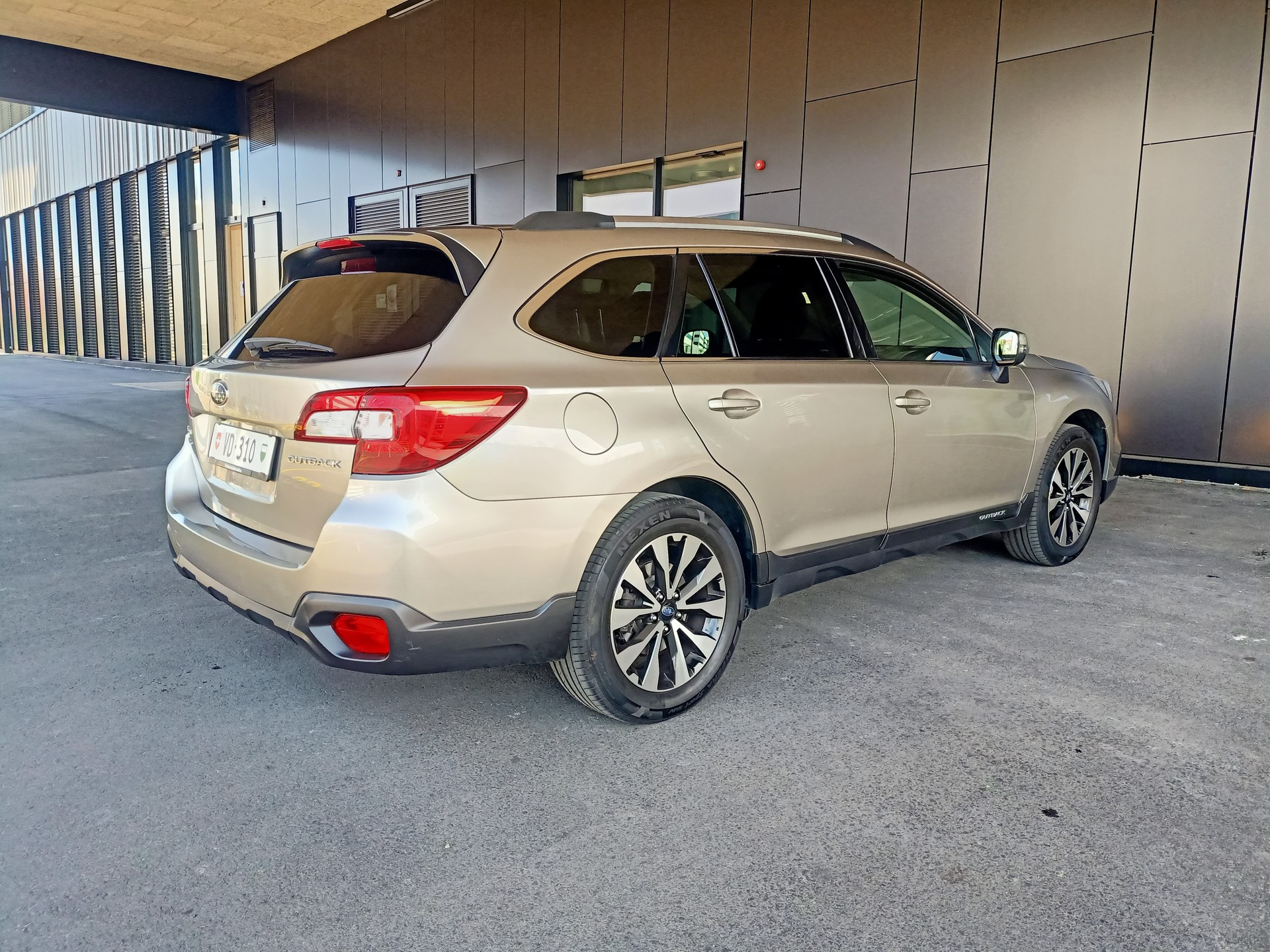 SUBARU Outback 2.5i Luxury AWD Lineartronic-image-5