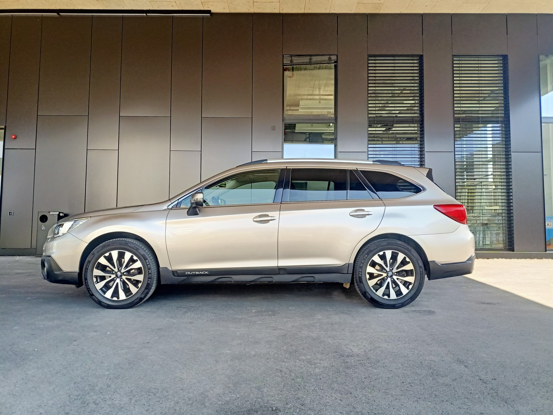 SUBARU Outback 2.5i Luxury AWD Lineartronic-image-3