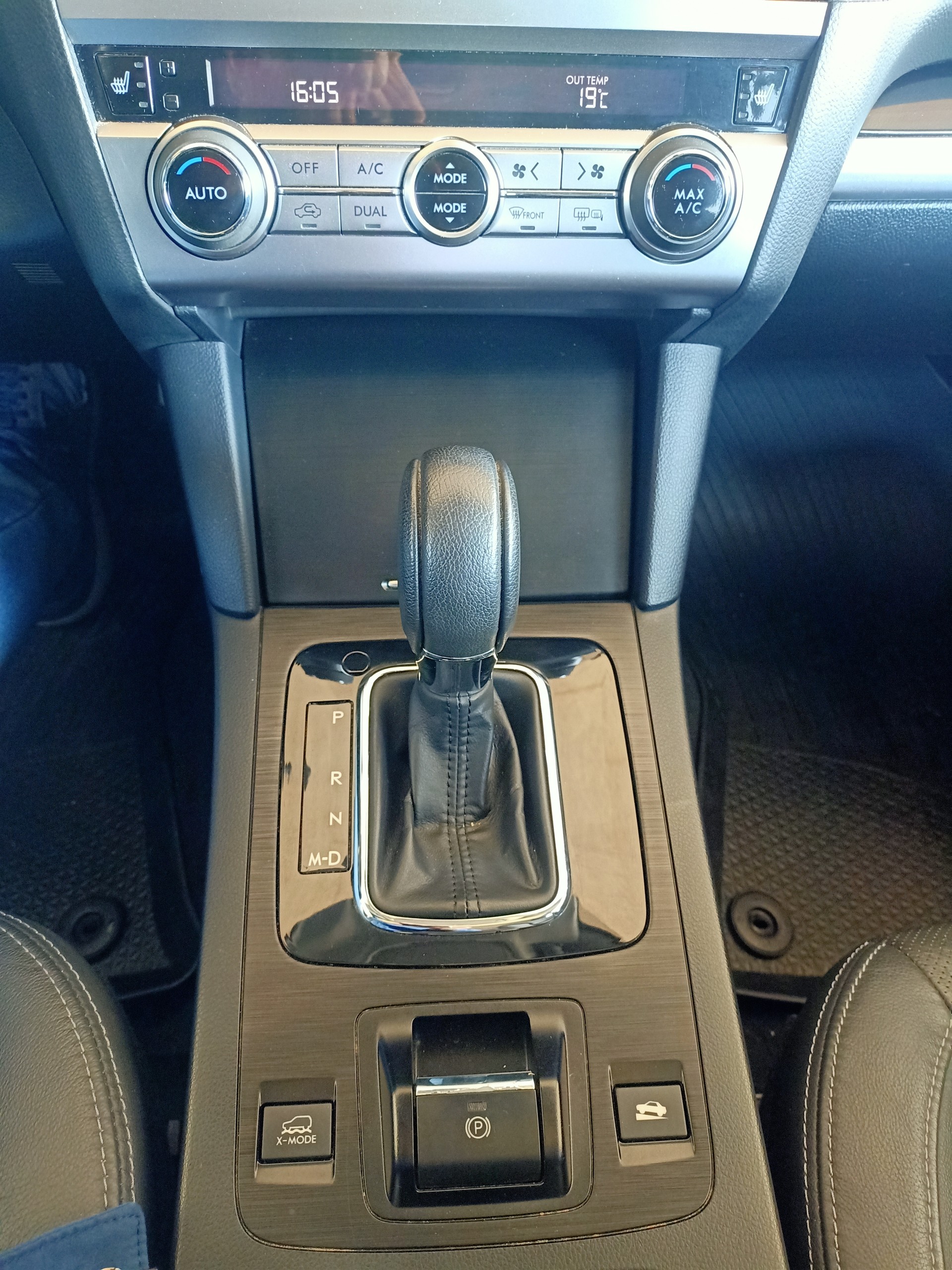 SUBARU Outback 2.5i Luxury AWD Lineartronic-image-12