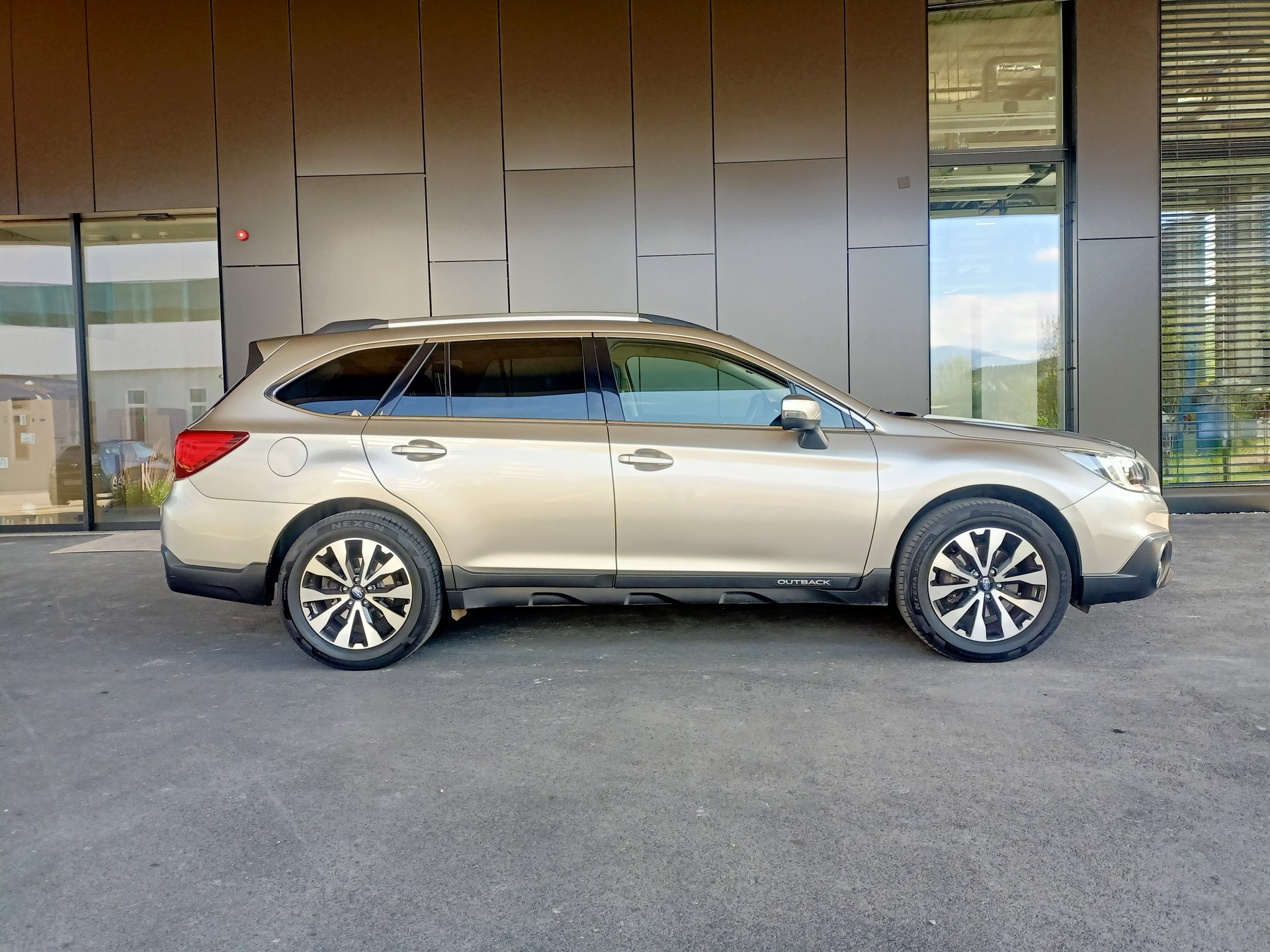 SUBARU Outback 2.5i Luxury AWD Lineartronic-image-2