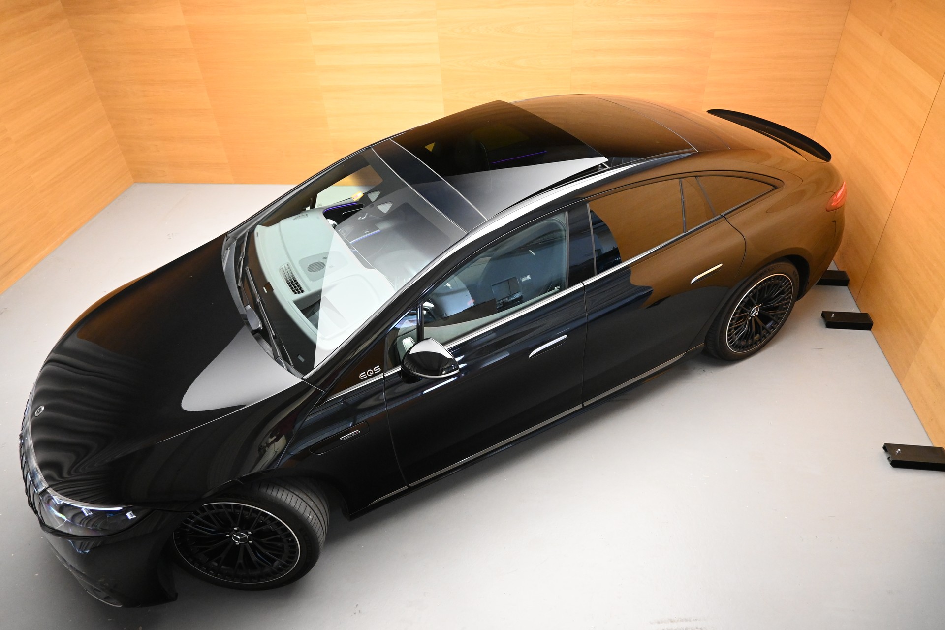 MERCEDES-BENZ EQS 53 AMG 4Matic+-showroom-element-1
