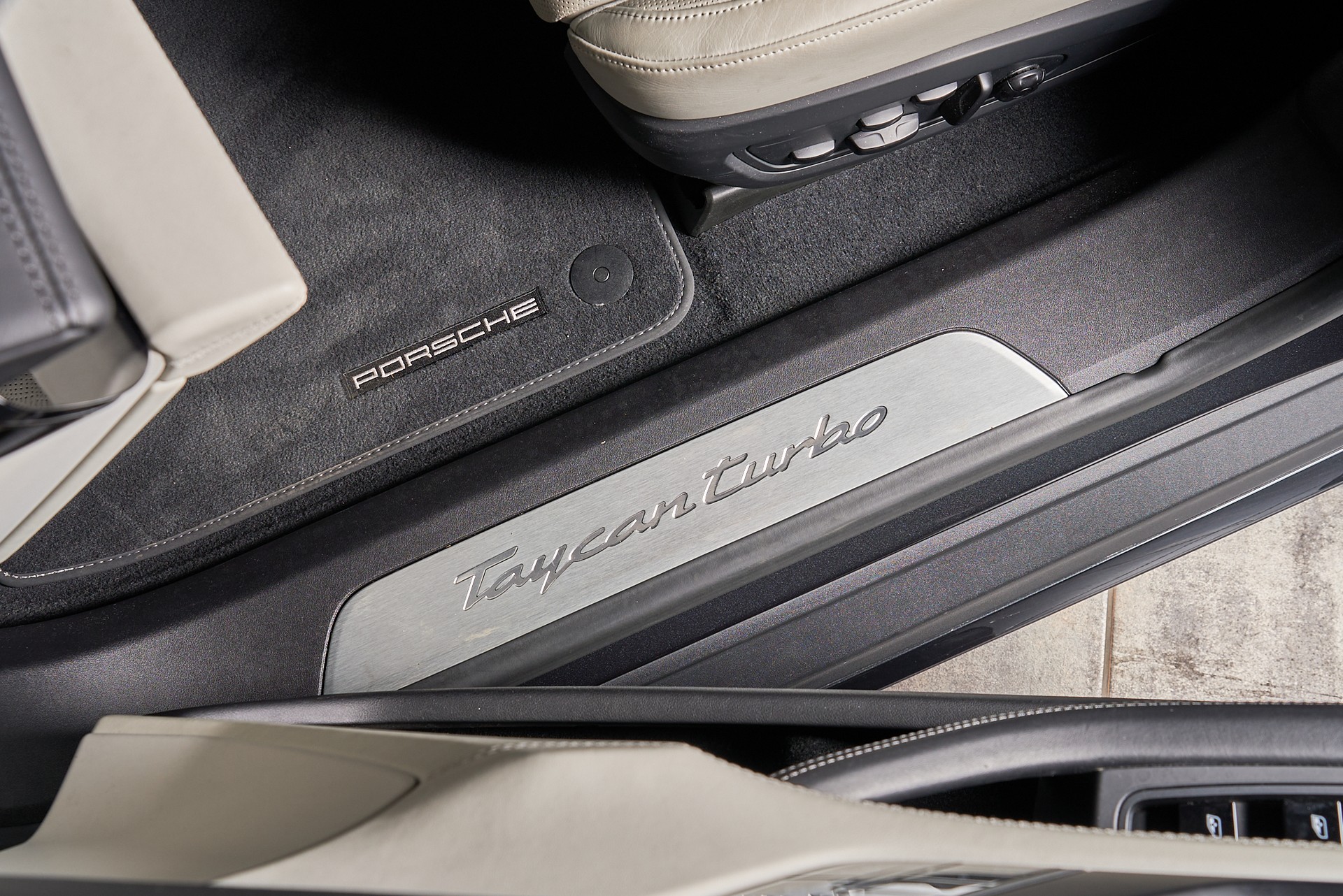 PORSCHE Taycan Turbo-showroom-element-3