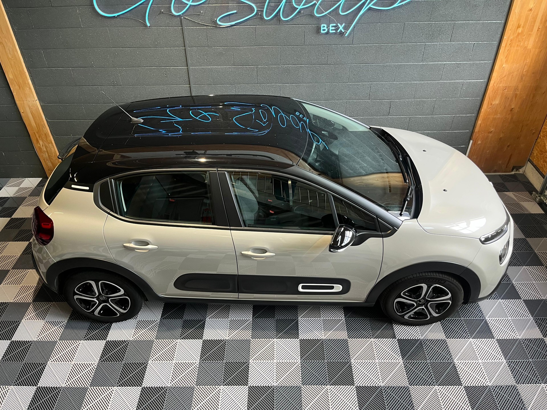 CITROEN C3 1.2i PureTech Swiss Edition EAT6-showroom-element-2