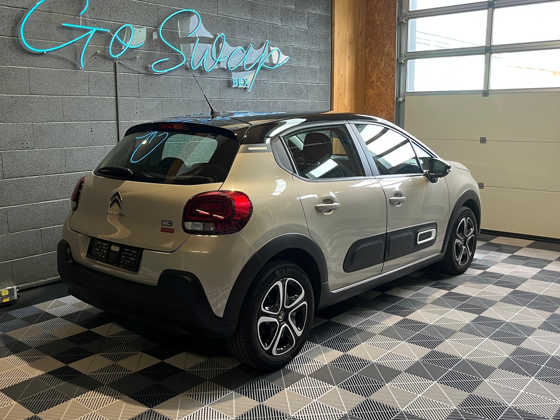 CITROEN C3 1.2i PureTech Swiss Edition EAT6-showroom-element-1