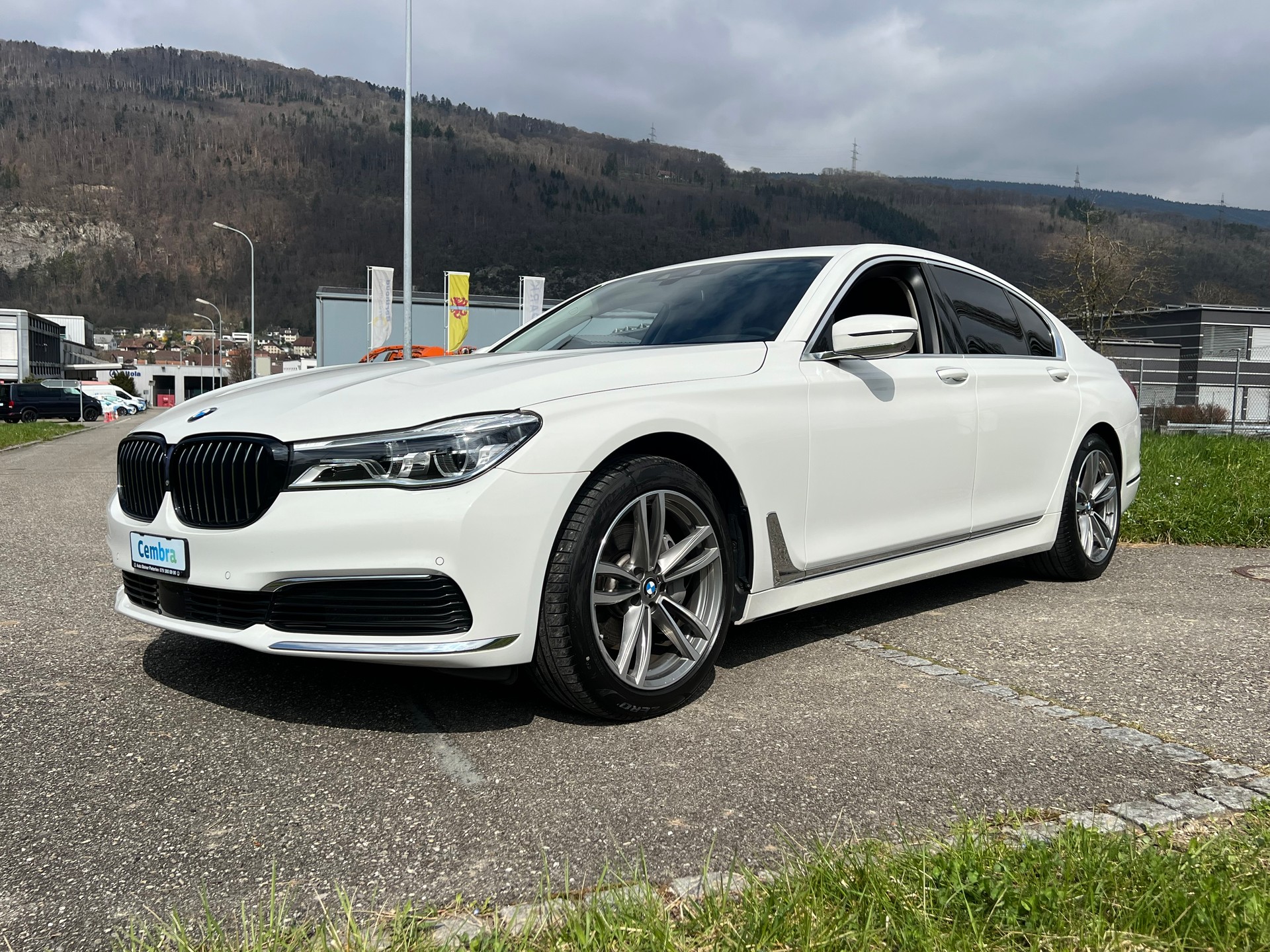 BMW JA..... JA....  ERST 3`900 KM !!!  CH WAGEN MIT VOLLGARANTIE. 730d xDrive !! TOP AUSSTATTUNG !! NP  125`000.- JETZT 52`900.--showroom-element-1