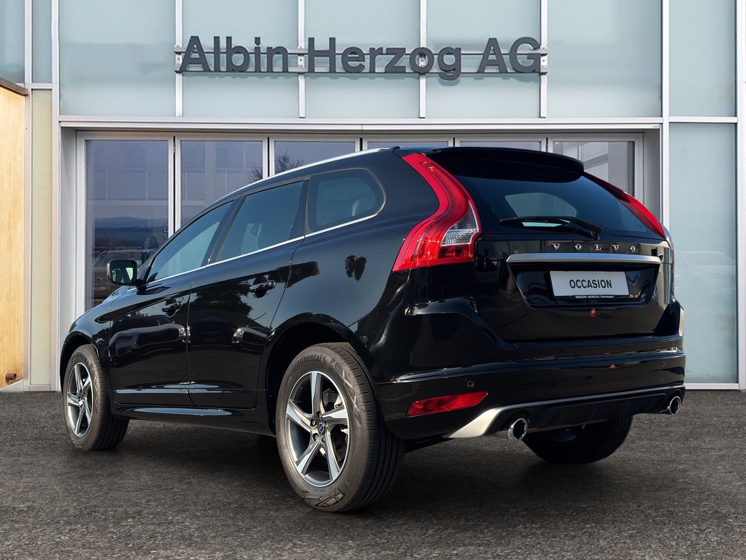 VOLVO XC60 2.4 D5 Mom. R-Design AWD S/S-showroom-element-2