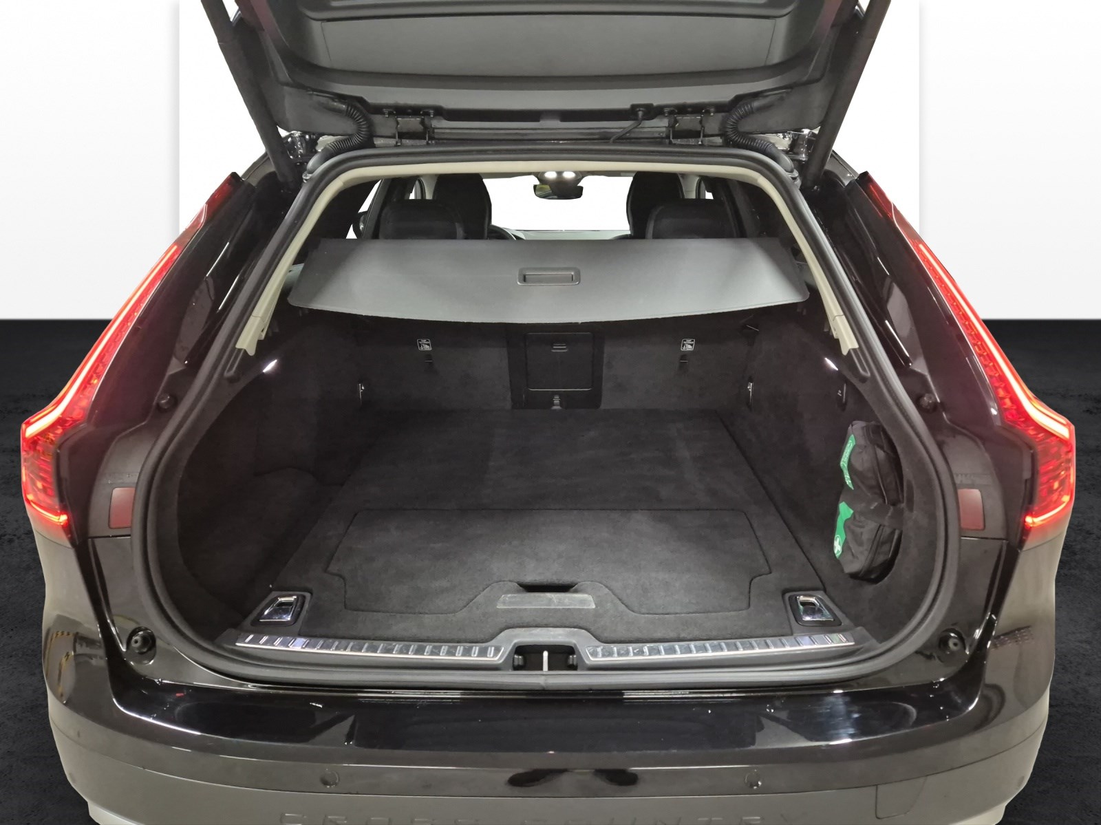 VOLVO V90 Cross Country 2.0 B5 Plus AWD-image-16
