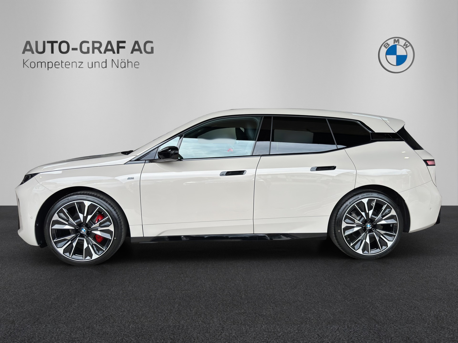 BMW iX M70 xDrive-showroom-element-1