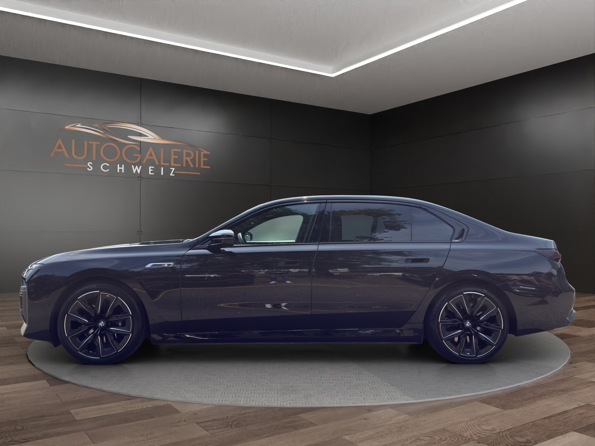 BMW M760e xDrive | CH Fzg. | Executive & Lounge | 31.3" THEATRE SCREEN | Bowers & Wilkins | MEGA VOLL |-showroom-element-1