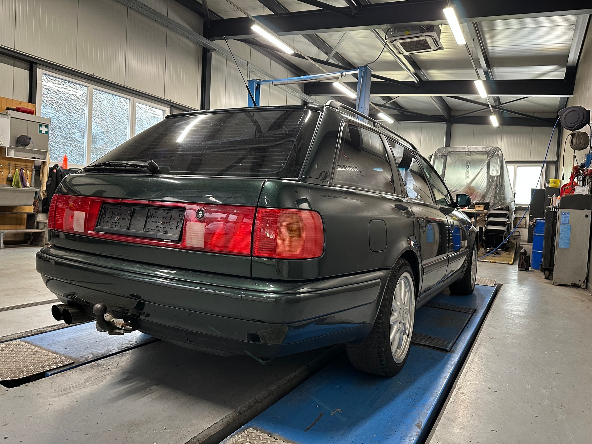 AUDI 100 Avant S4 4.2 quattro-image-5