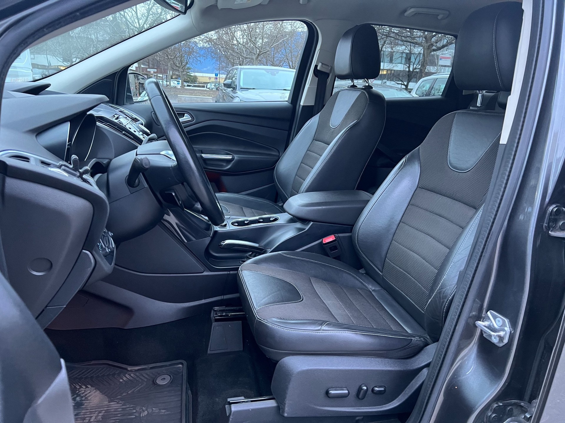 FORD Kuga 2.0 TDCi Titanium 2WD-image-11