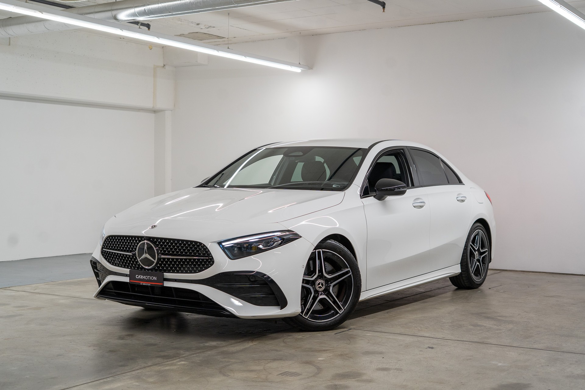 MERCEDES-BENZ A 250 AMG Line 4m Limousine *FACELIFT*