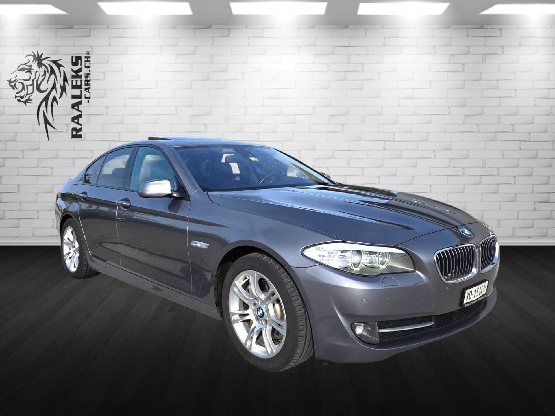 BMW 528i Steptronic-showroom-element-1