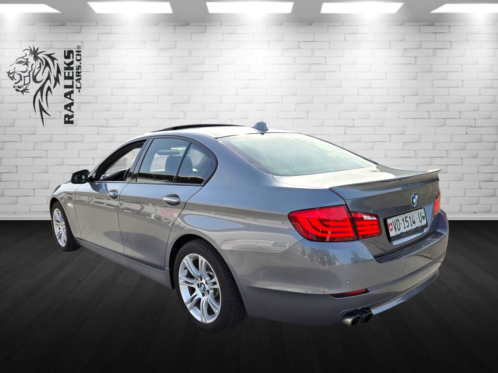 BMW 528i Steptronic-showroom-element-3