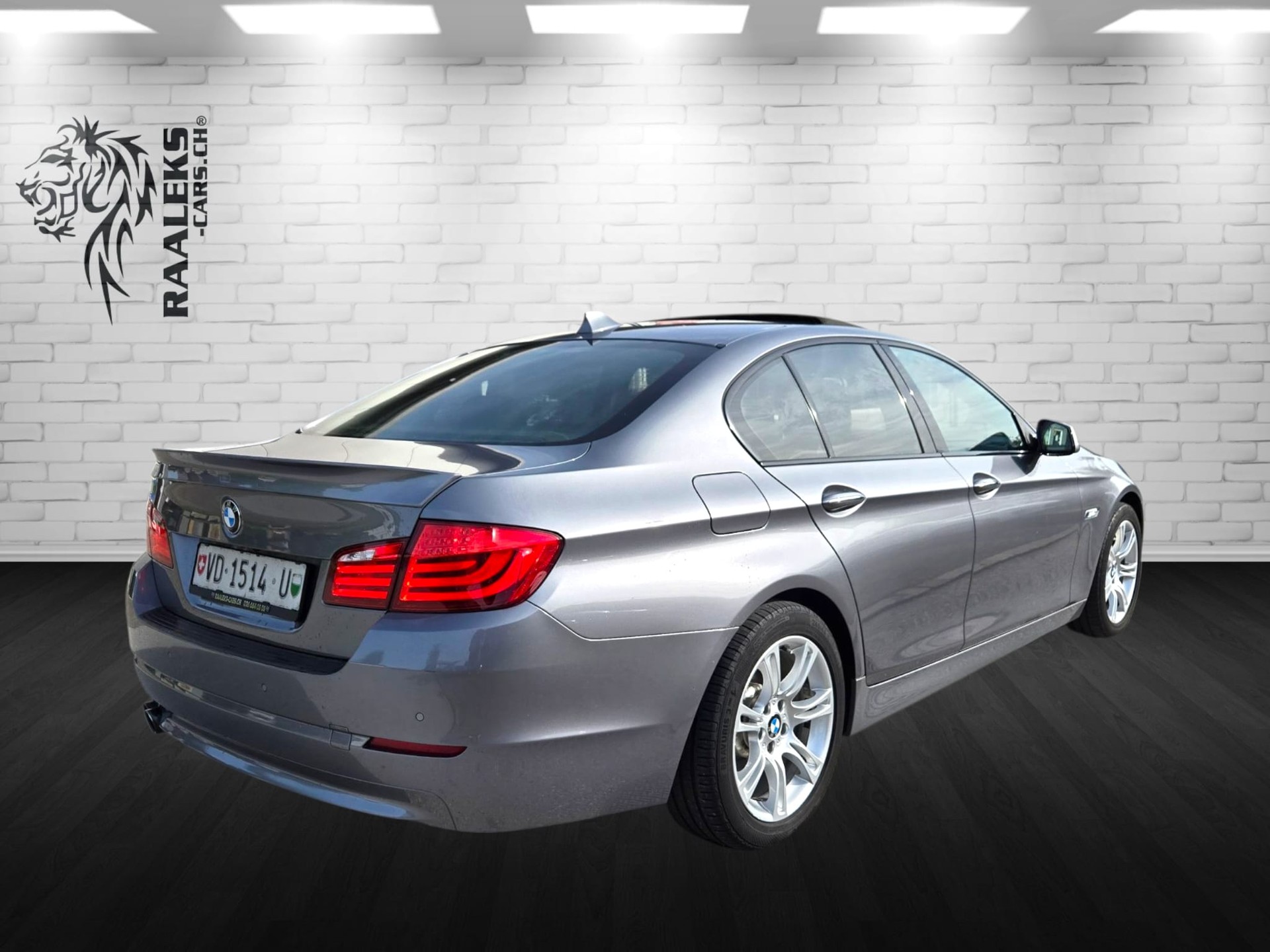 BMW 528i Steptronic-showroom-element-2