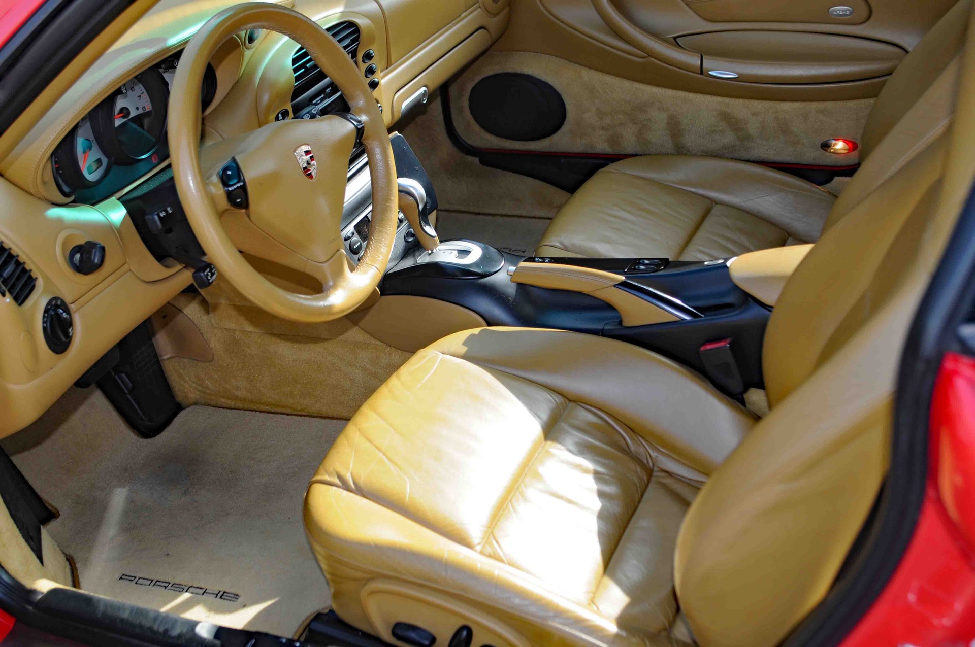 PORSCHE 911 Carrera 4-image-14