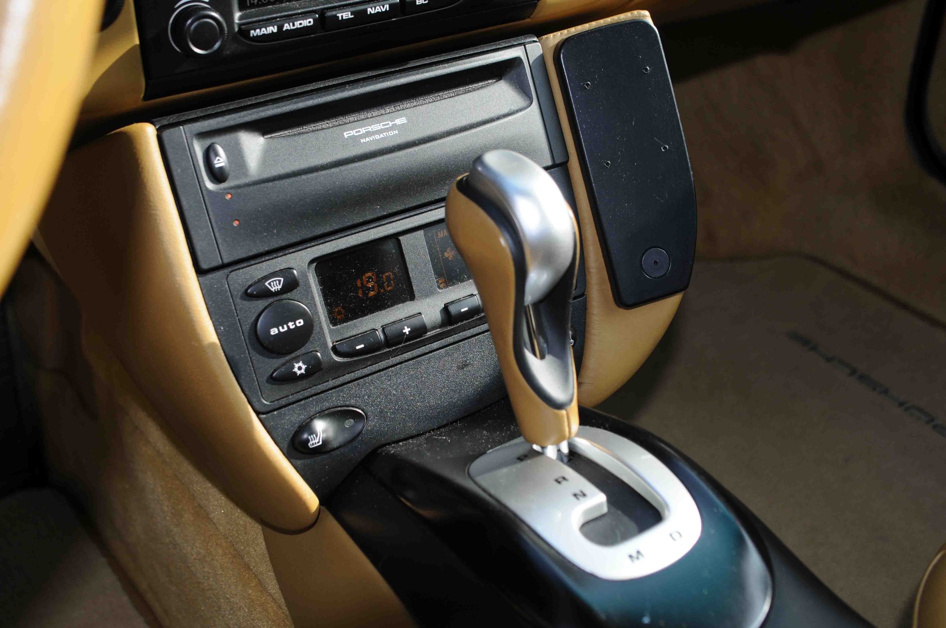 PORSCHE 911 Carrera 4-image-10