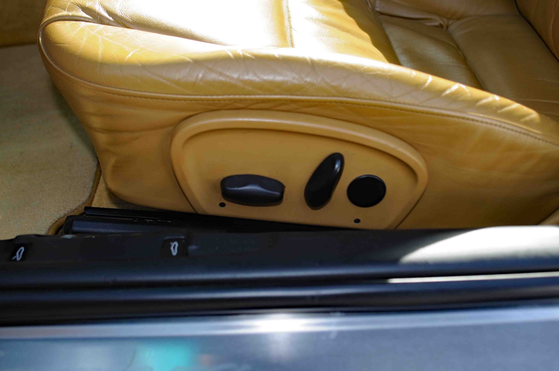 PORSCHE 911 Carrera 4-image-13