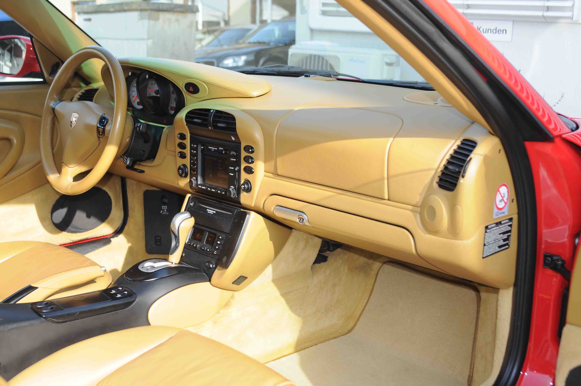 PORSCHE 911 Carrera 4-image-8