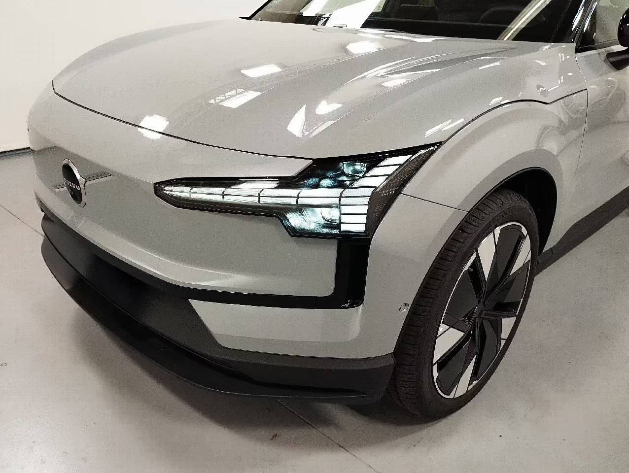 VOLVO EX30 E60 69kWh TWIN ULTRA PERFORMNCE AWD-showroom-element-2