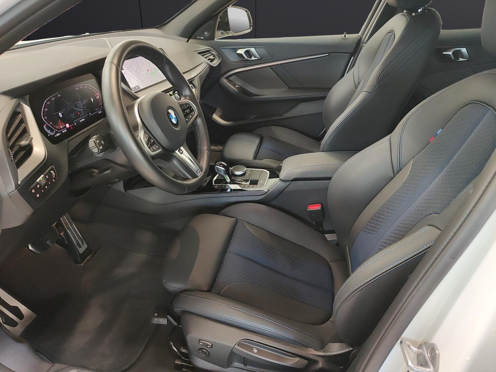 BMW 118i-showroom-element-1