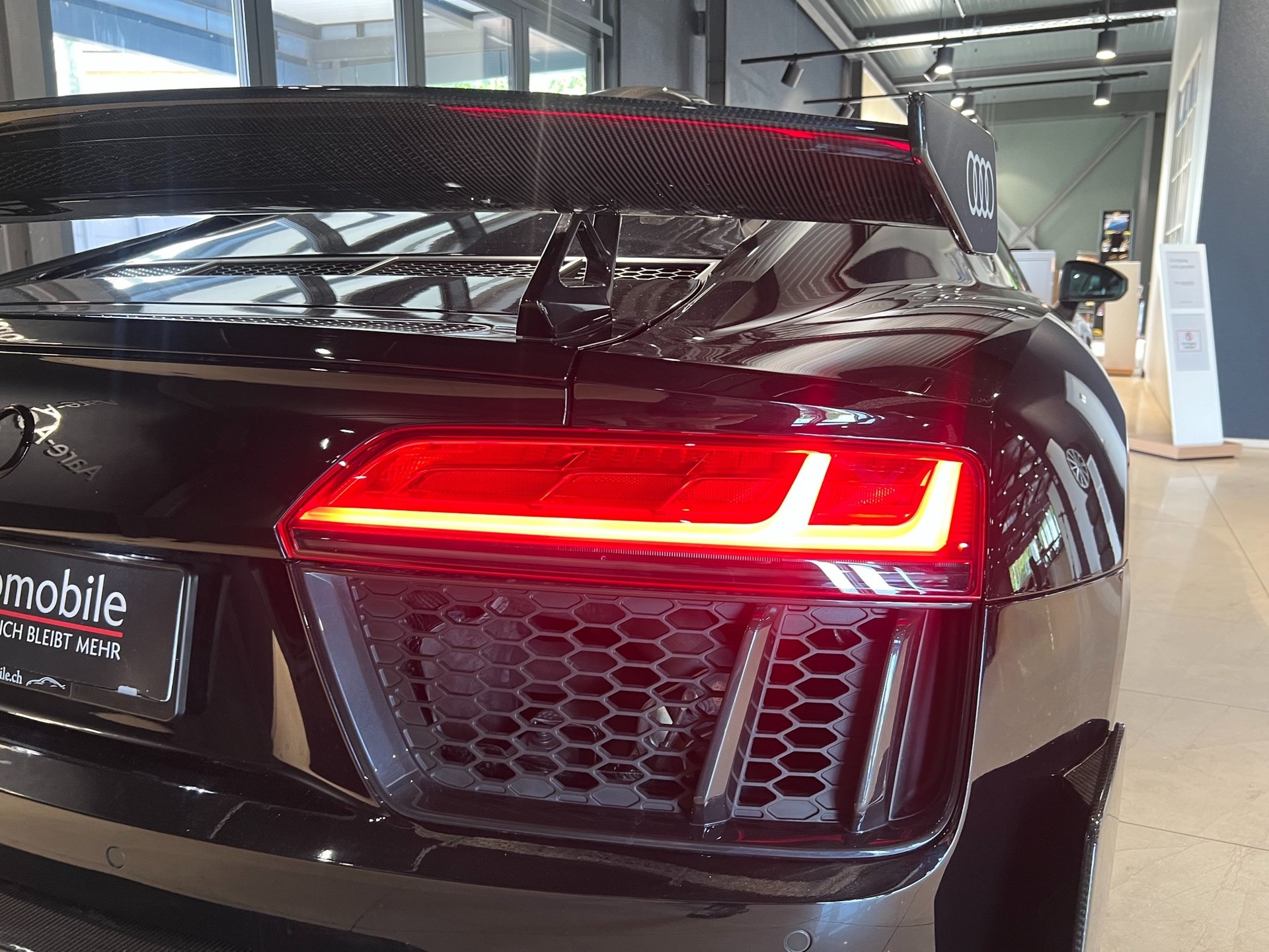 AUDI R8 Coupé 5.2 S-Tronic-image-10