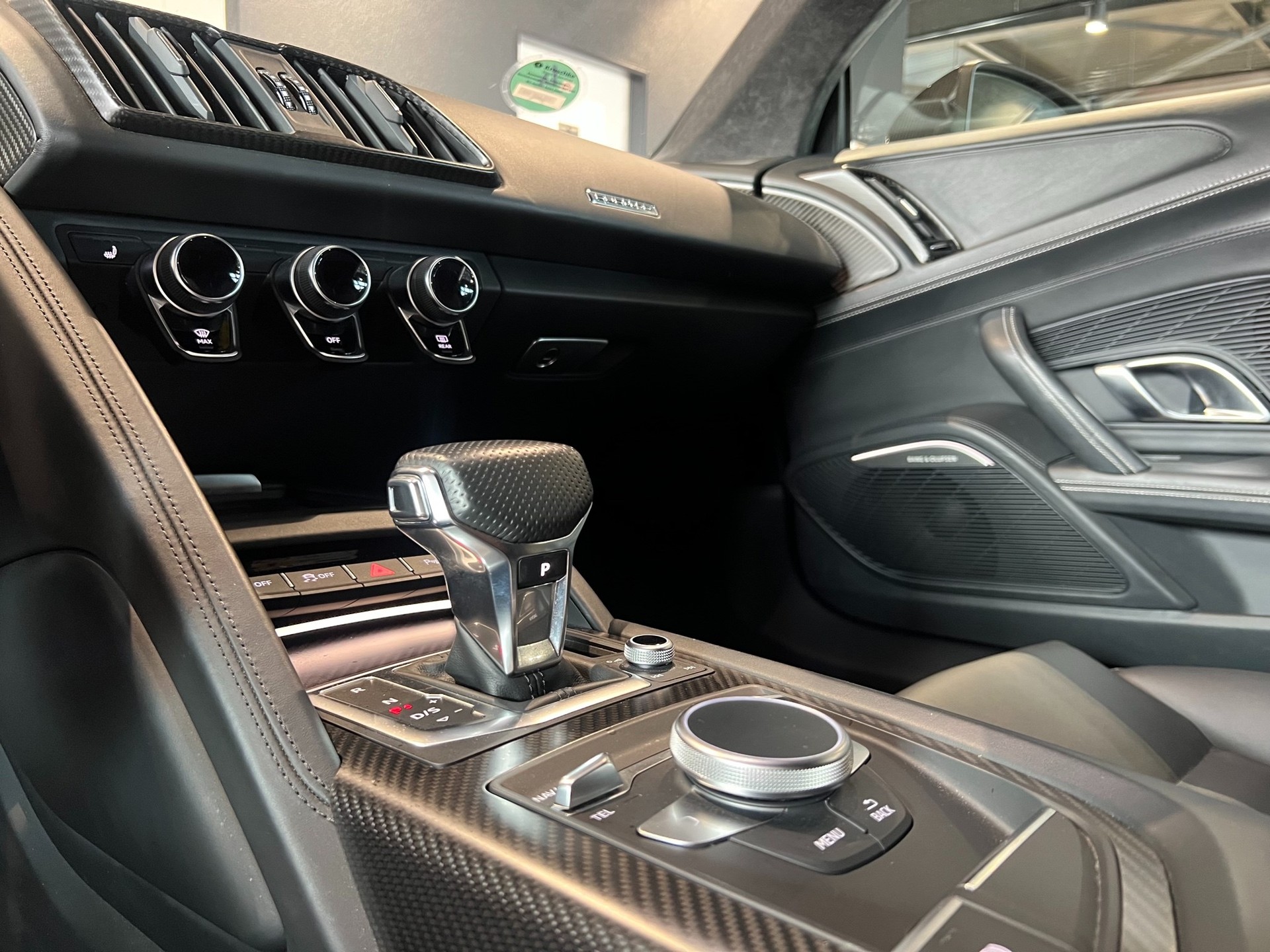AUDI R8 Coupé 5.2 S-Tronic-image-18