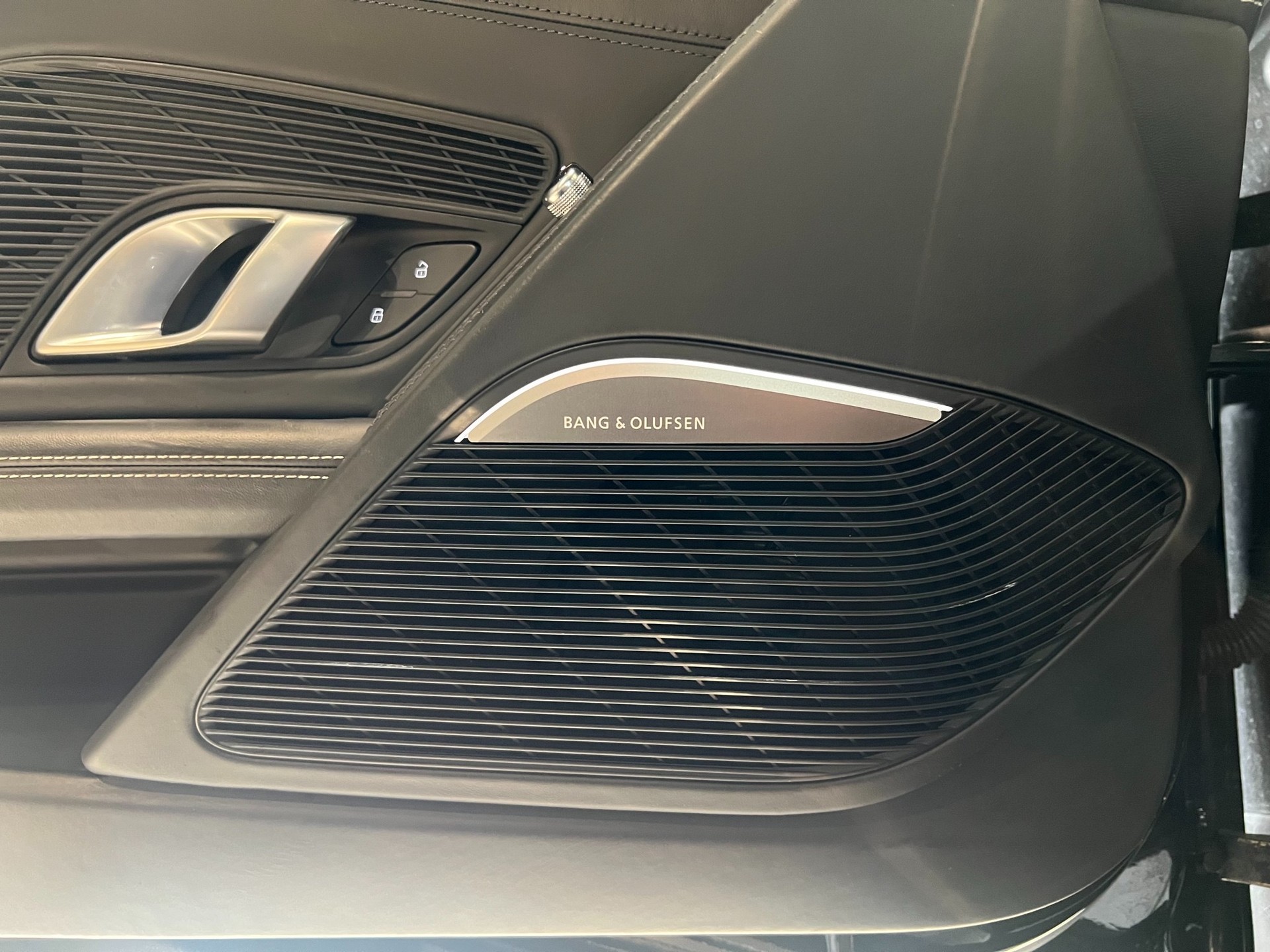AUDI R8 Coupé 5.2 S-Tronic-image-20