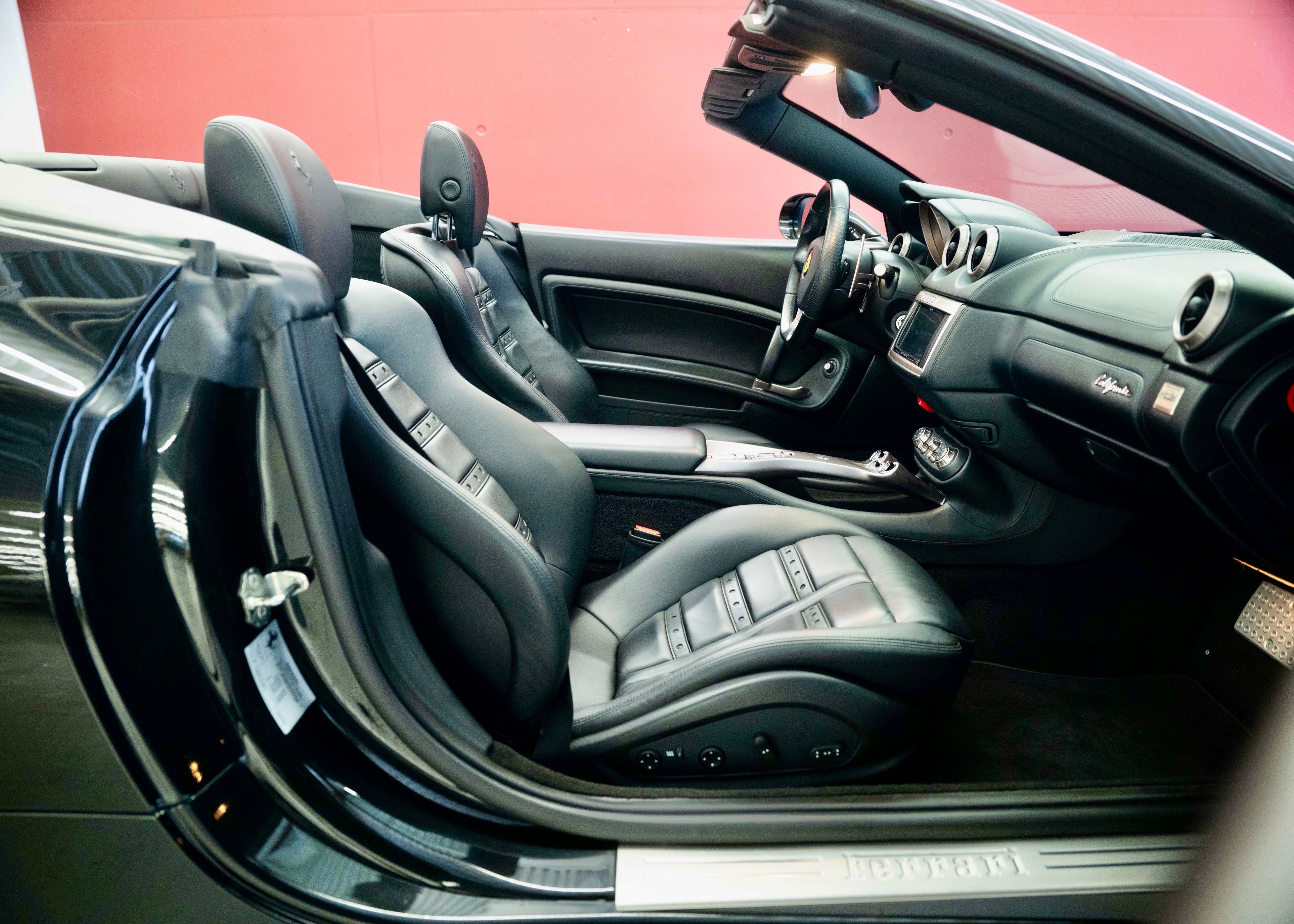 Image FERRARI CALIFORNIA California 4.3 V8 (2nd hand, Swiss model, 100% original, full Ferrari service history)