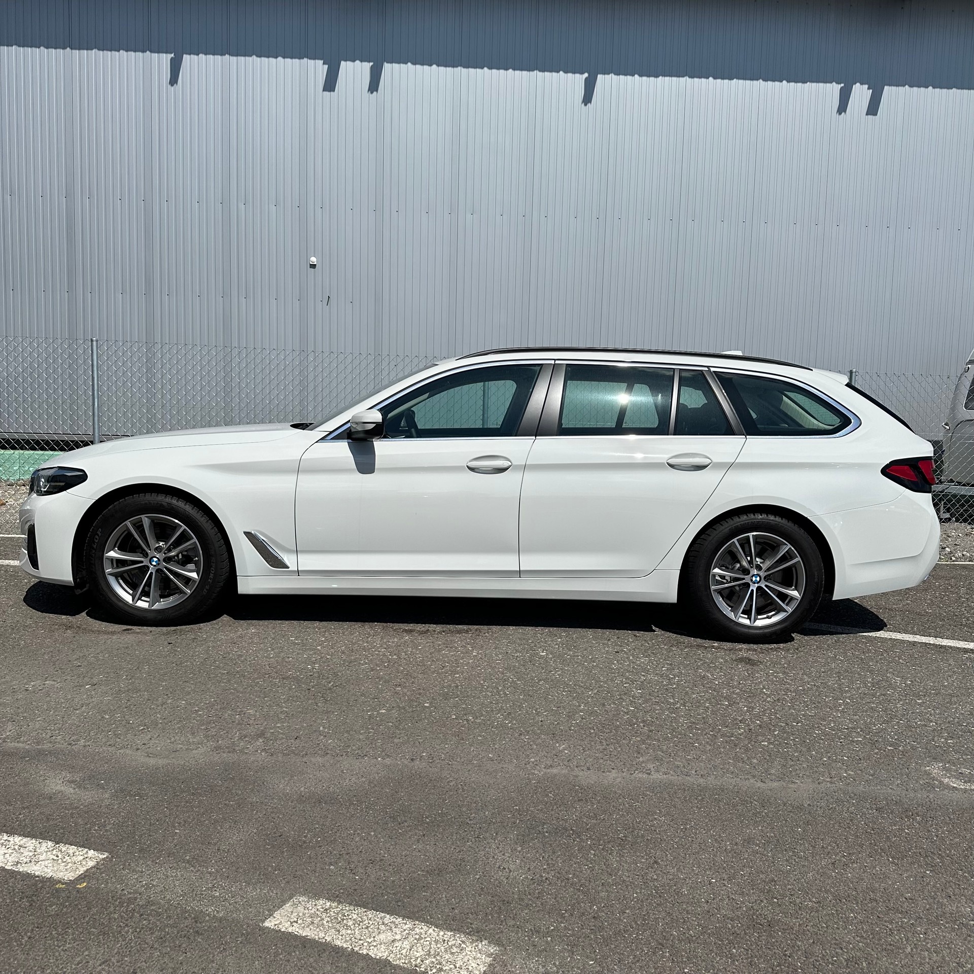 BMW 520d xDrive 48V Touring Steptronic-showroom-element-3