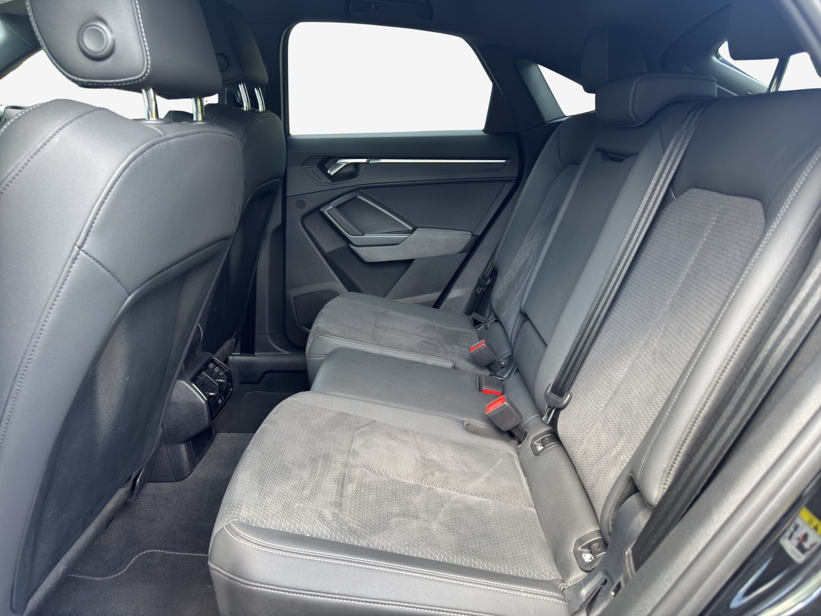 AUDI Q3 Sportback 40 TFSI S line quattro-image-11