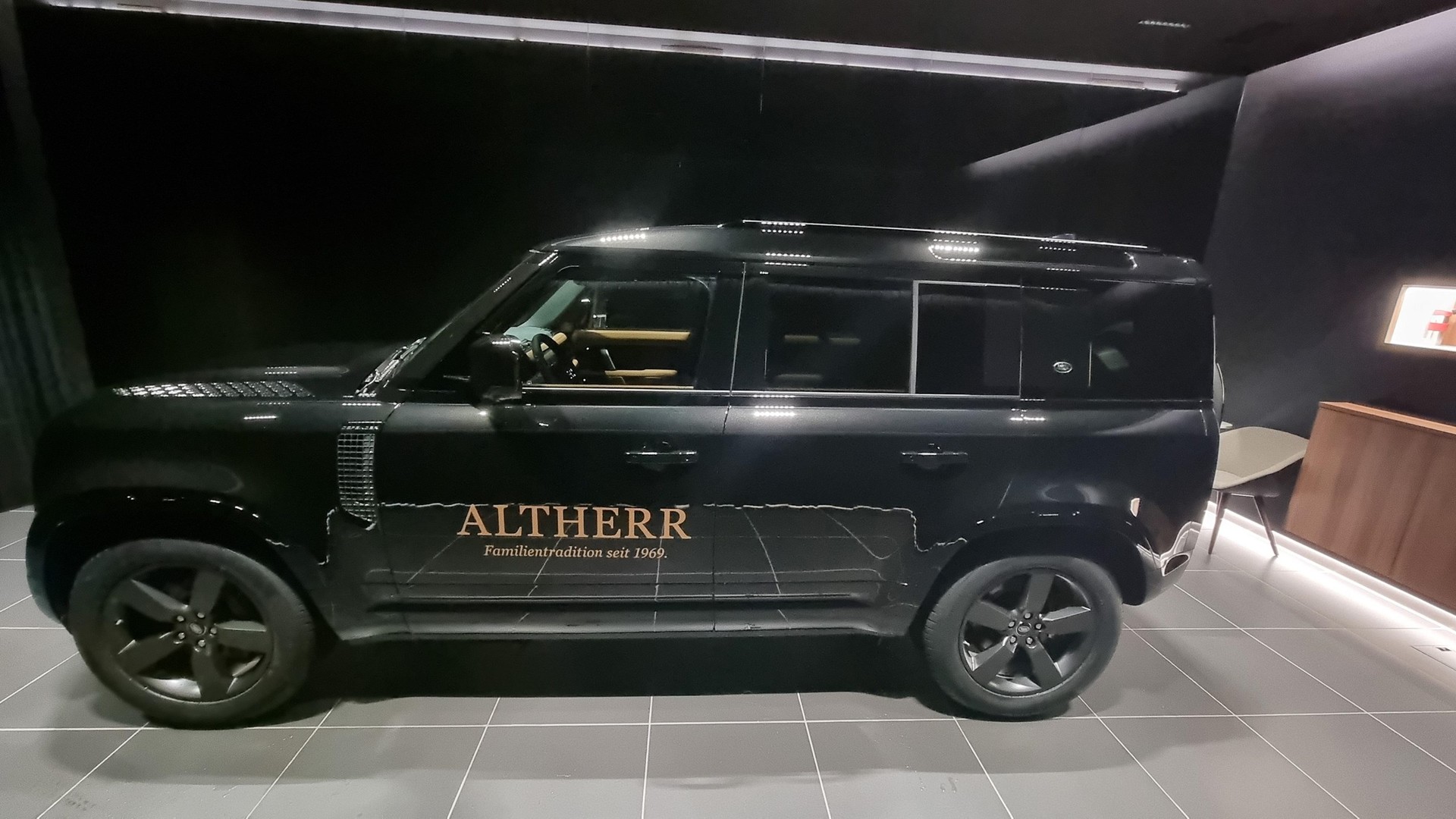 LAND ROVER Defender 110 3.0 D I6 300 X-Dynamic HSE-showroom-element-1